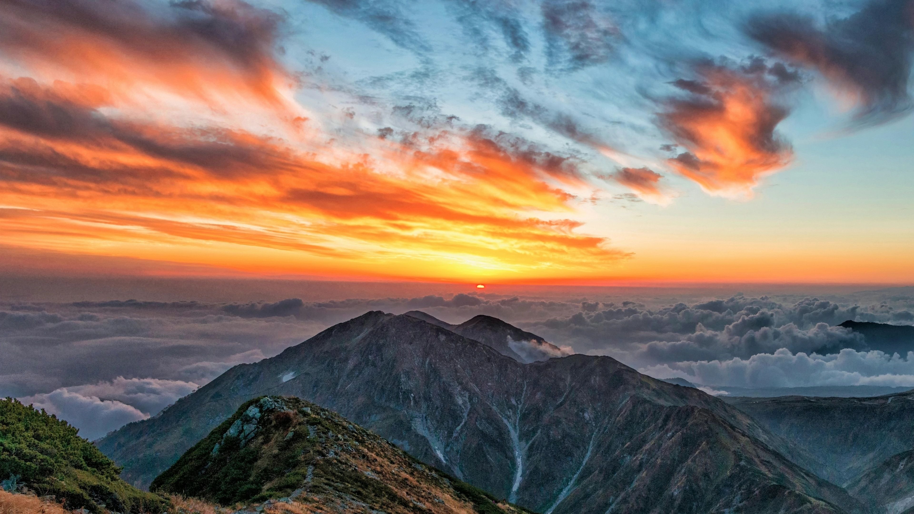 Sonnenuntergang, Berggipfel, Wolkenmeer, Orange Himmel, 4K, Hintergrund für den Desktop
