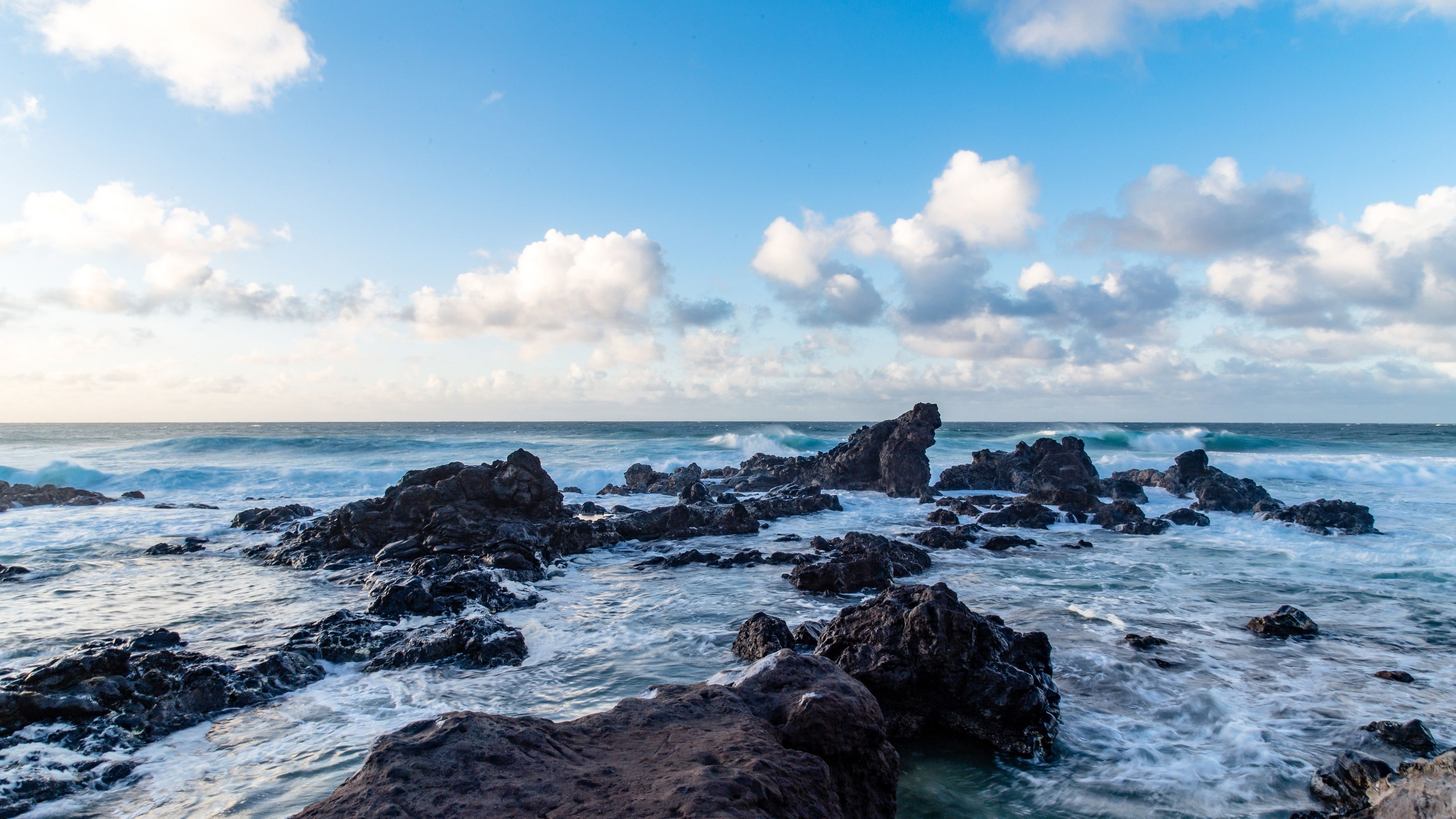 Felsenküste, Meer, Wellen, Wolken, Blauer Himmel, 4K, Desktop-Hintergrund für Windows