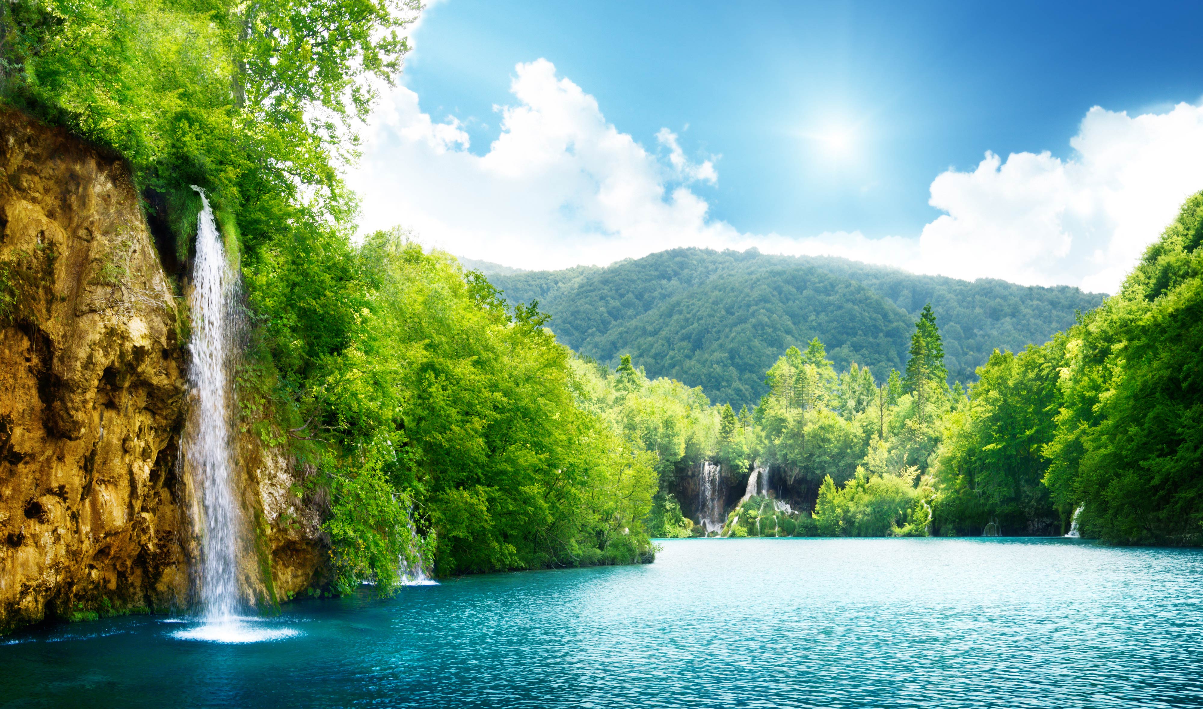 Wasserfall, Türkiser See, Grüner Wald, Sonne, 4K, Desktop-Hintergrund für Windows
