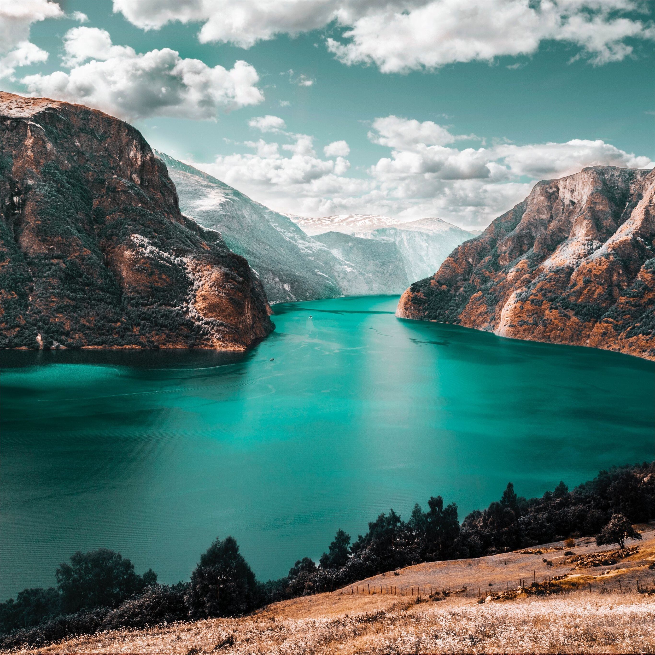 Fjord, Türkises Wasser, Felswände, Wolken, Hintergrundbild für iPad und Tablet