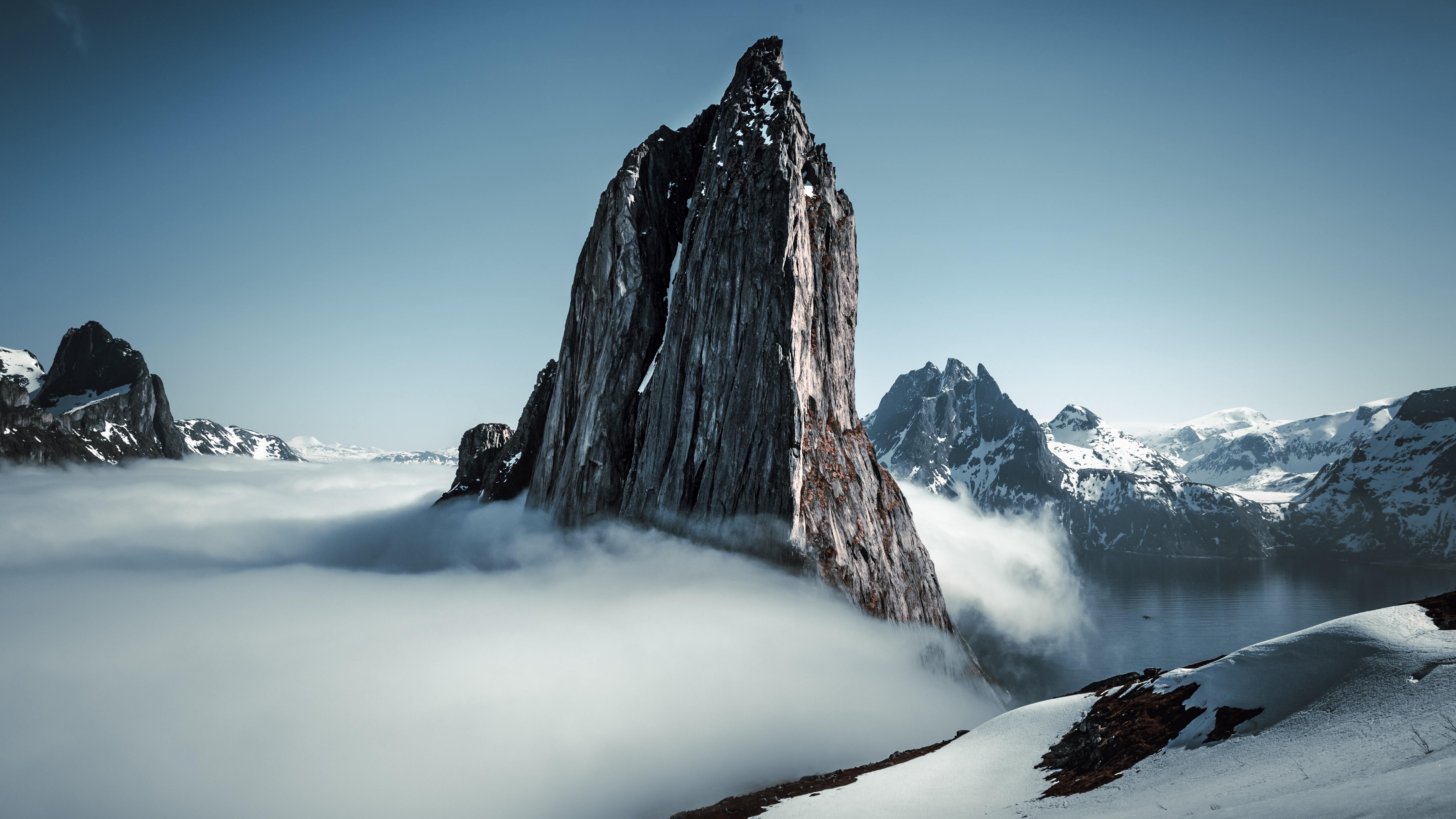 Felsgipfel, Wolkenmeer, Schnee, Berge, 16:9, 5K-Hintergrundbild für den Desktop