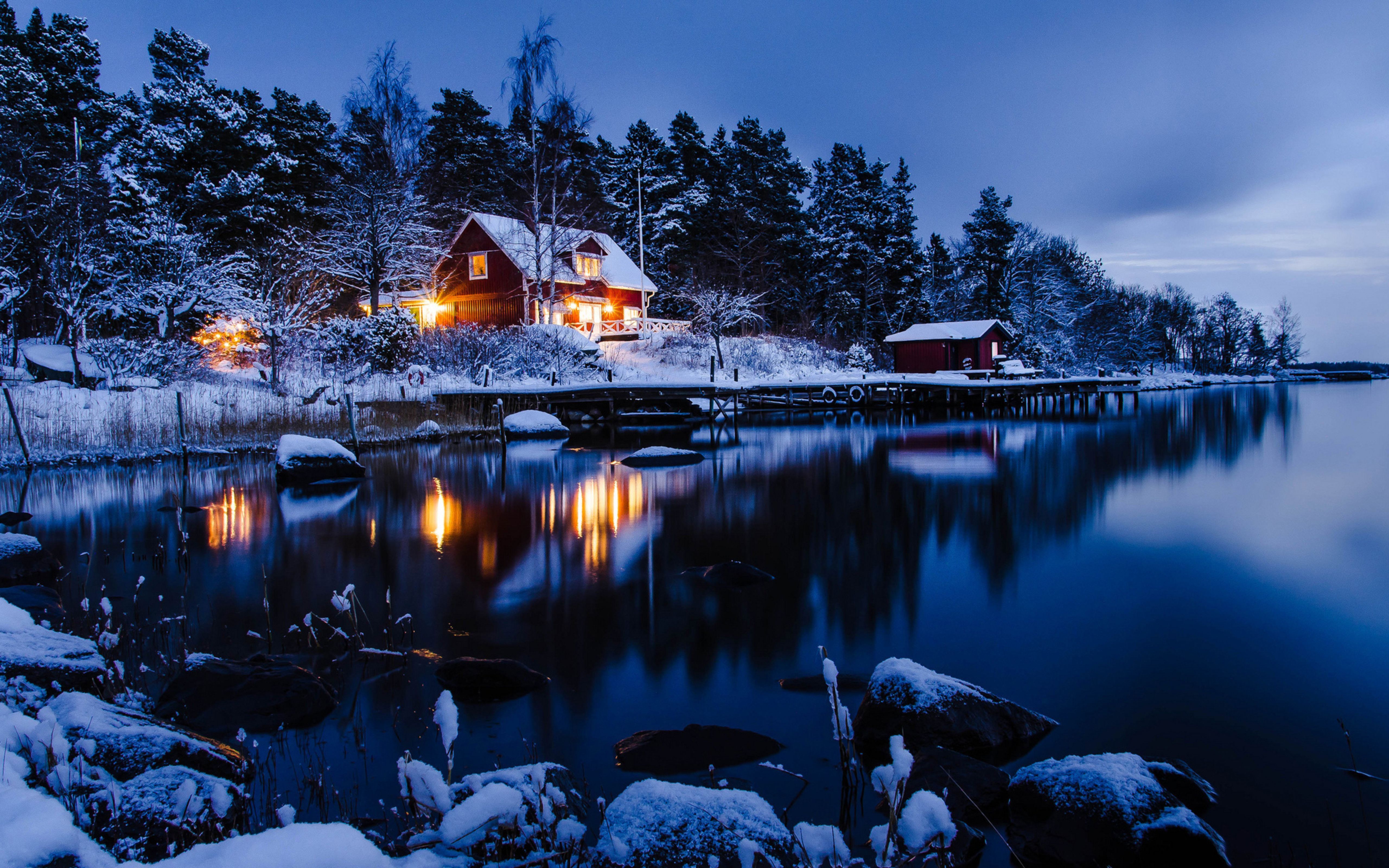Holzhütten, Winter, See, Schnee, Blaue Stunde, Spiegelung, 5K, Desktop-Hintergrund