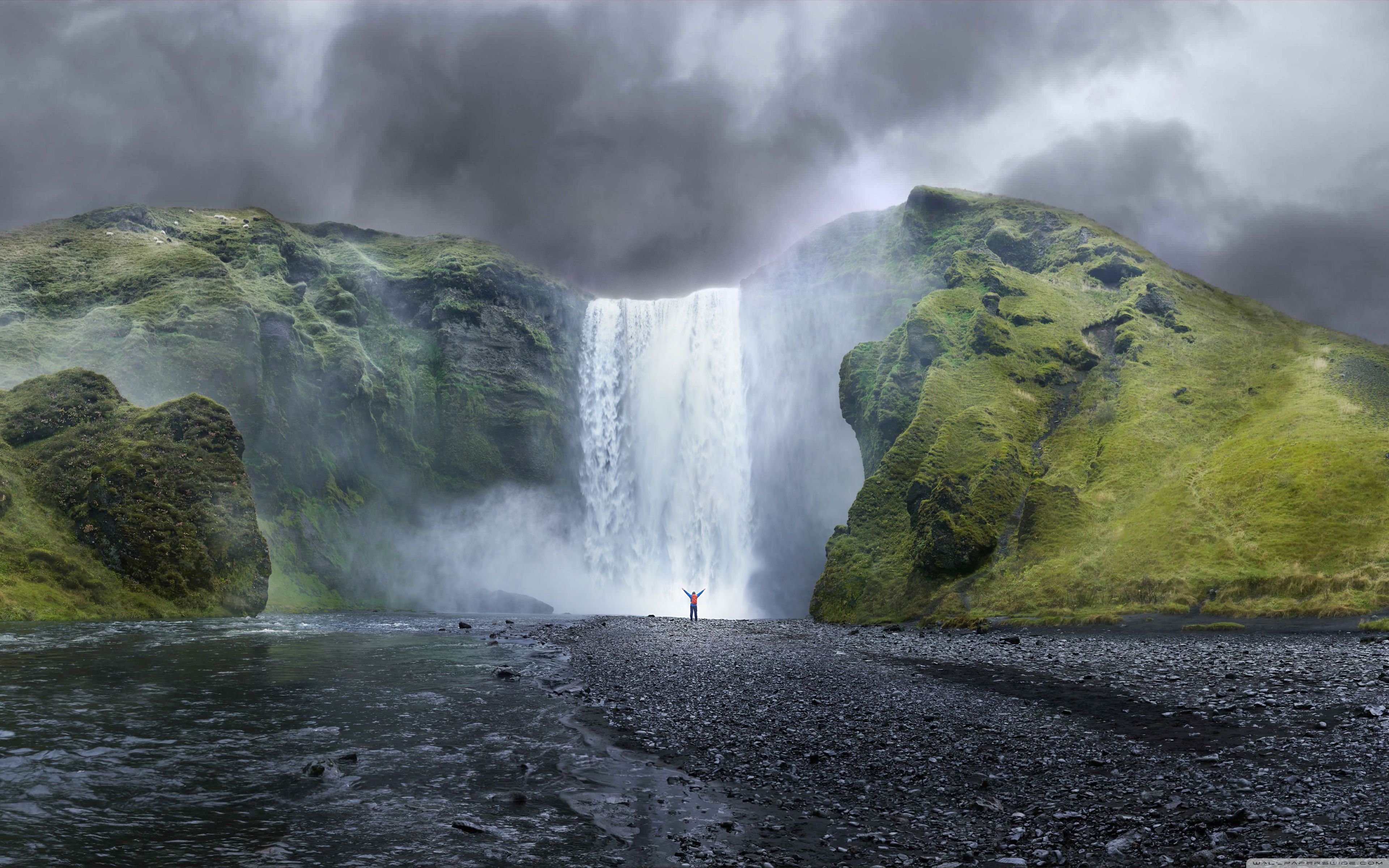 Skógafoss, Island, Wasserfall, Bewölkter Himmel, Grüne Hänge, 4K, MacBook-Hintergrundbild