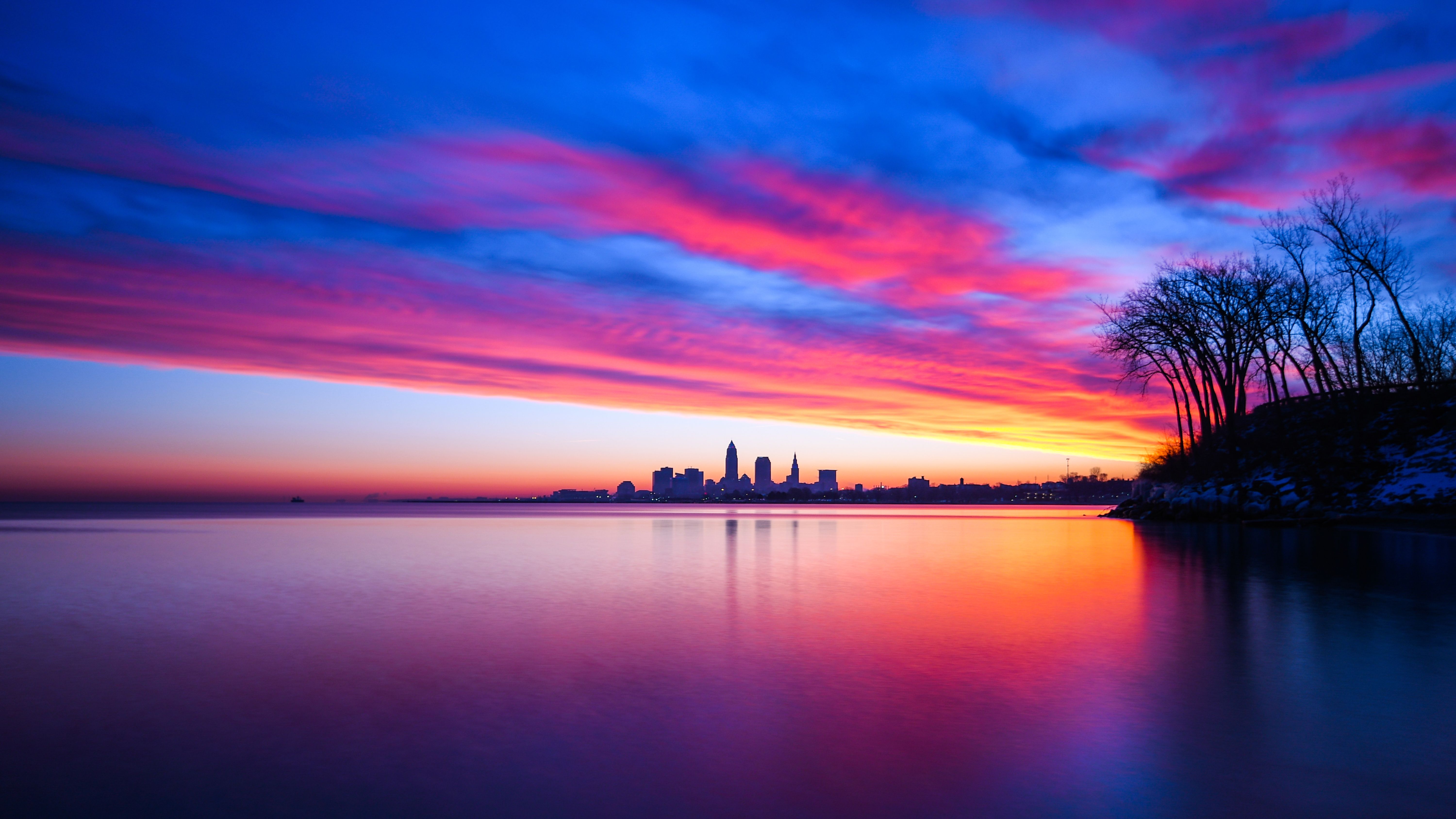 Sonnenuntergang, Skyline, Bunter Himmel, Wasser, Bäume, 16:9, 6K-Hintergrundbild für den Desktop