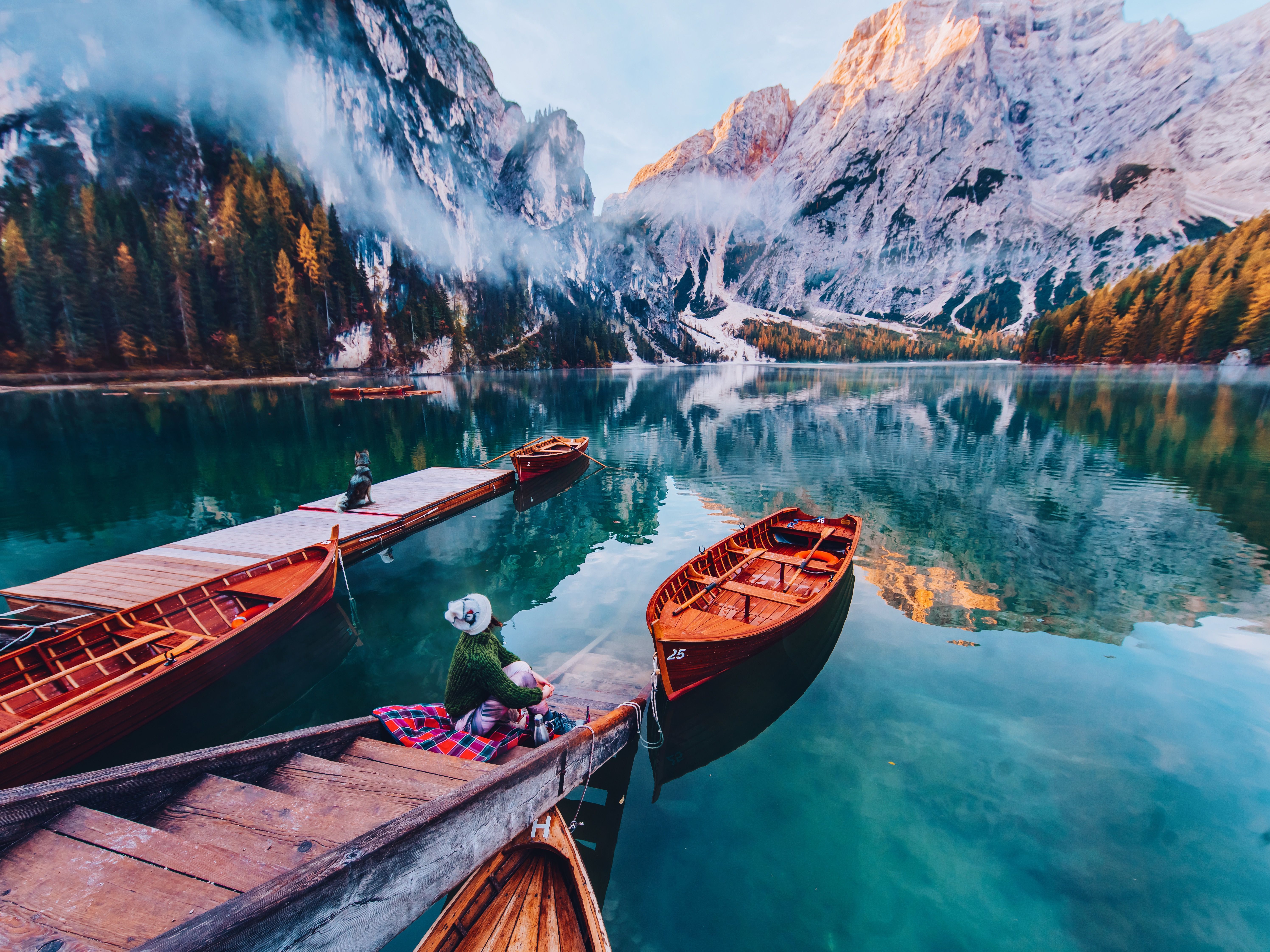Pragser Wildsee, Lago di Braies, Dolomiten, Ruderboote, Herbst, Hintergrundbild fürs iPad