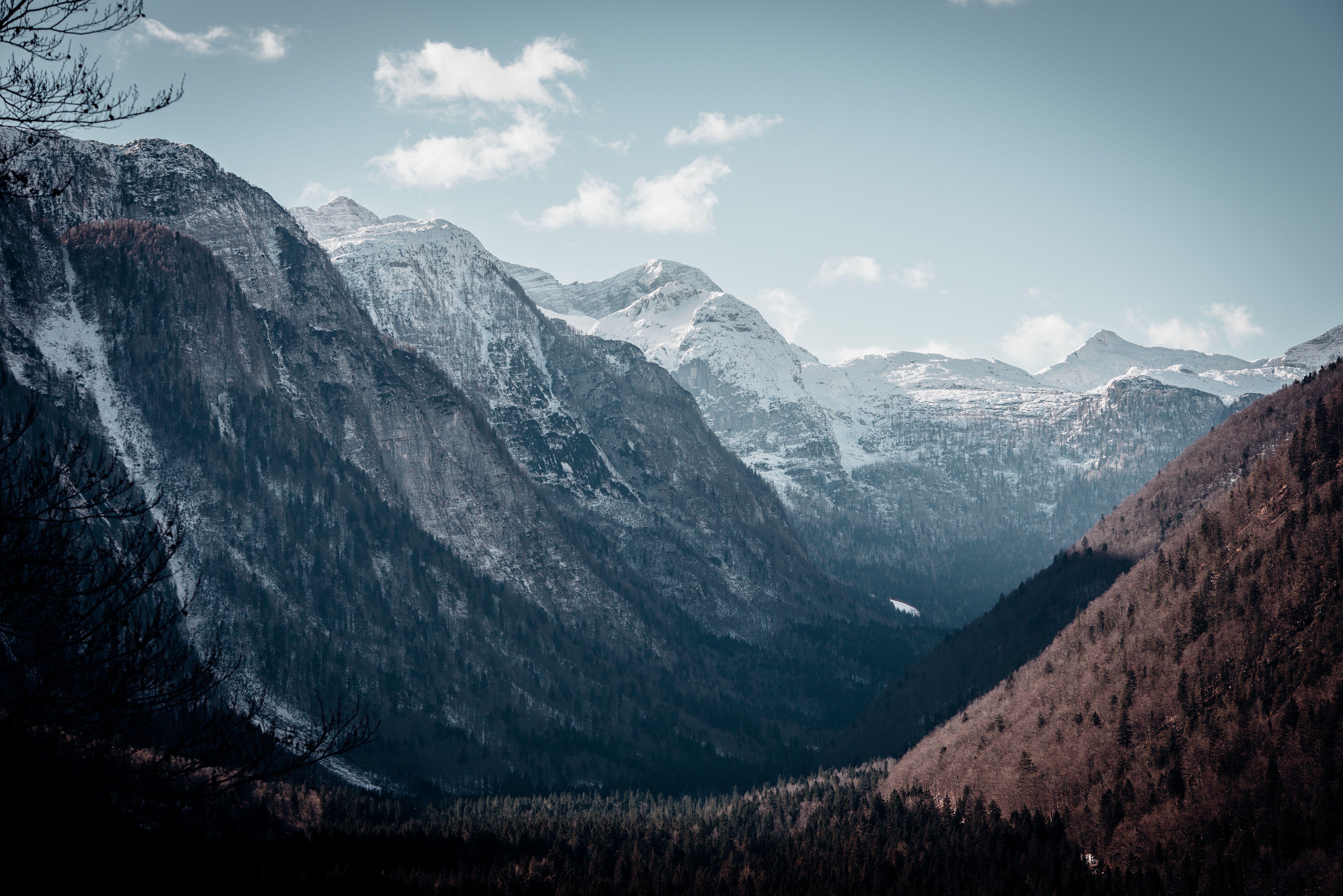 Berge, Tal, Schneegipfel, Wolken, Gedämpfte Farben, 5K, Hintergrund für den Desktop