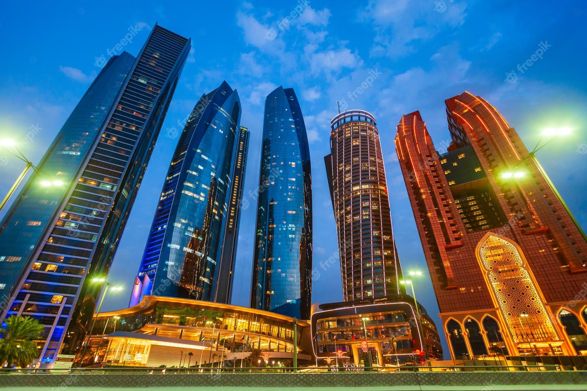 Etihad Towers, Abu Dhabi, Froschperspektive, Blauer Himmel, Beleuchtung, Full HD, Laptop-Hintergrundbild