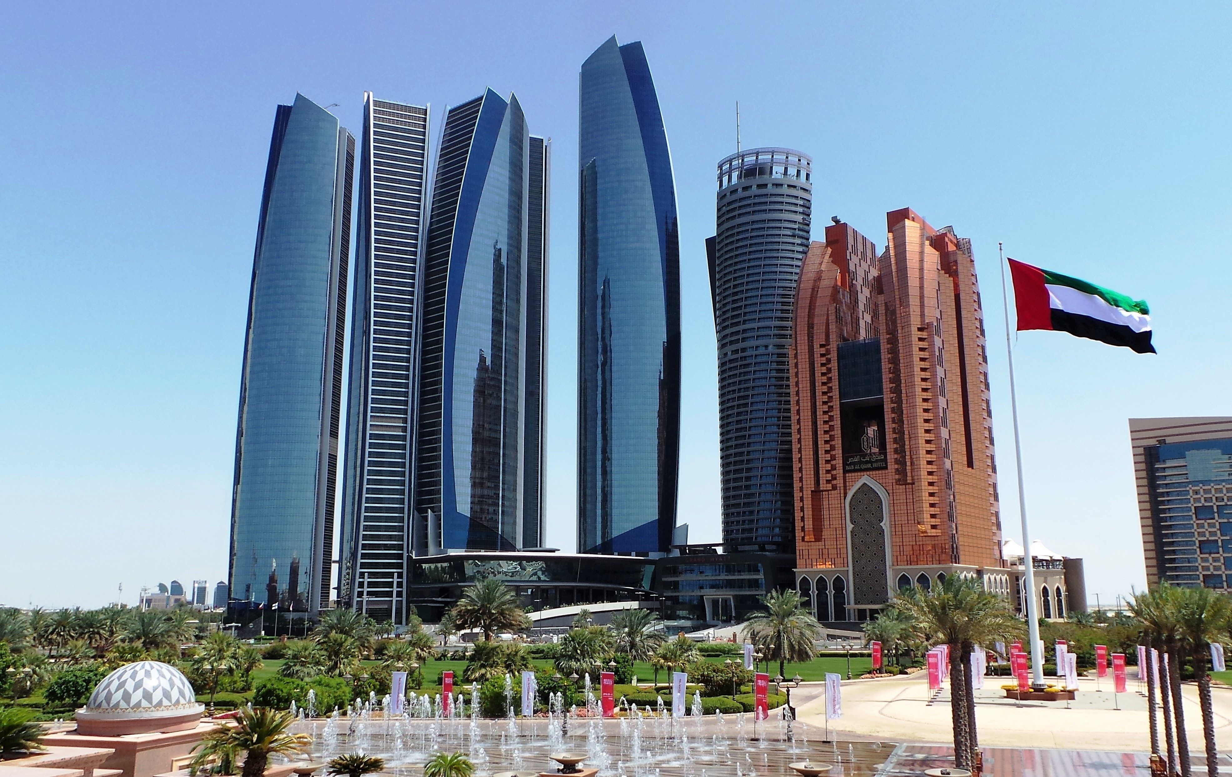 Etihad Towers, Abu Dhabi, Flagge der VAE, Springbrunnen, Blauer Himmel, 4K, MacBook-Hintergrundbild
