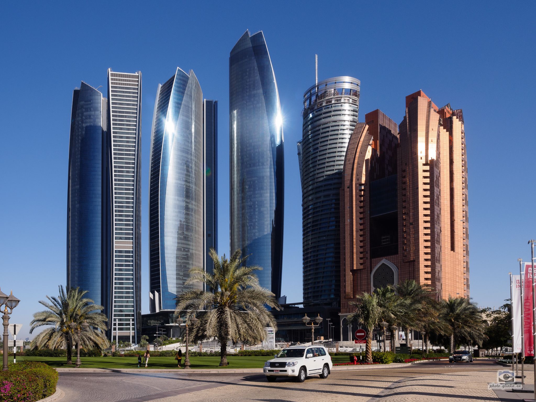 Etihad Towers, Abu Dhabi, Palmen, Blauer Himmel, Wolkenkratzer, Full HD, iPad-Hintergrundbild