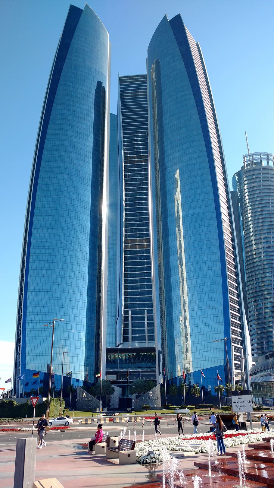 Etihad Towers, Abu Dhabi, Glasturm, Blauer Himmel, Hochformat, Hintergrundbild fürs Smartphone