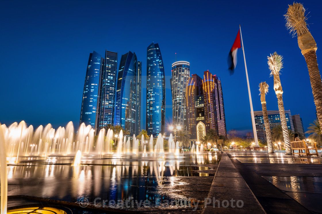 Etihad Towers, Abu Dhabi, Springbrunnen, Flagge der VAE, Nacht, Hintergrund