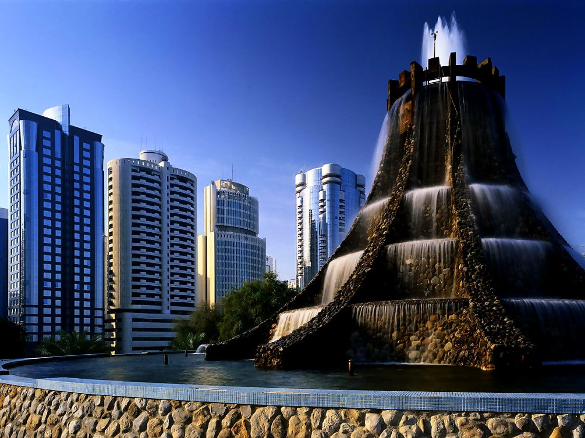 Abu Dhabi, Vulkan-Brunnen, Wasserfontäne, Hochhäuser, Nacht, Hintergrundbild fürs Tablet