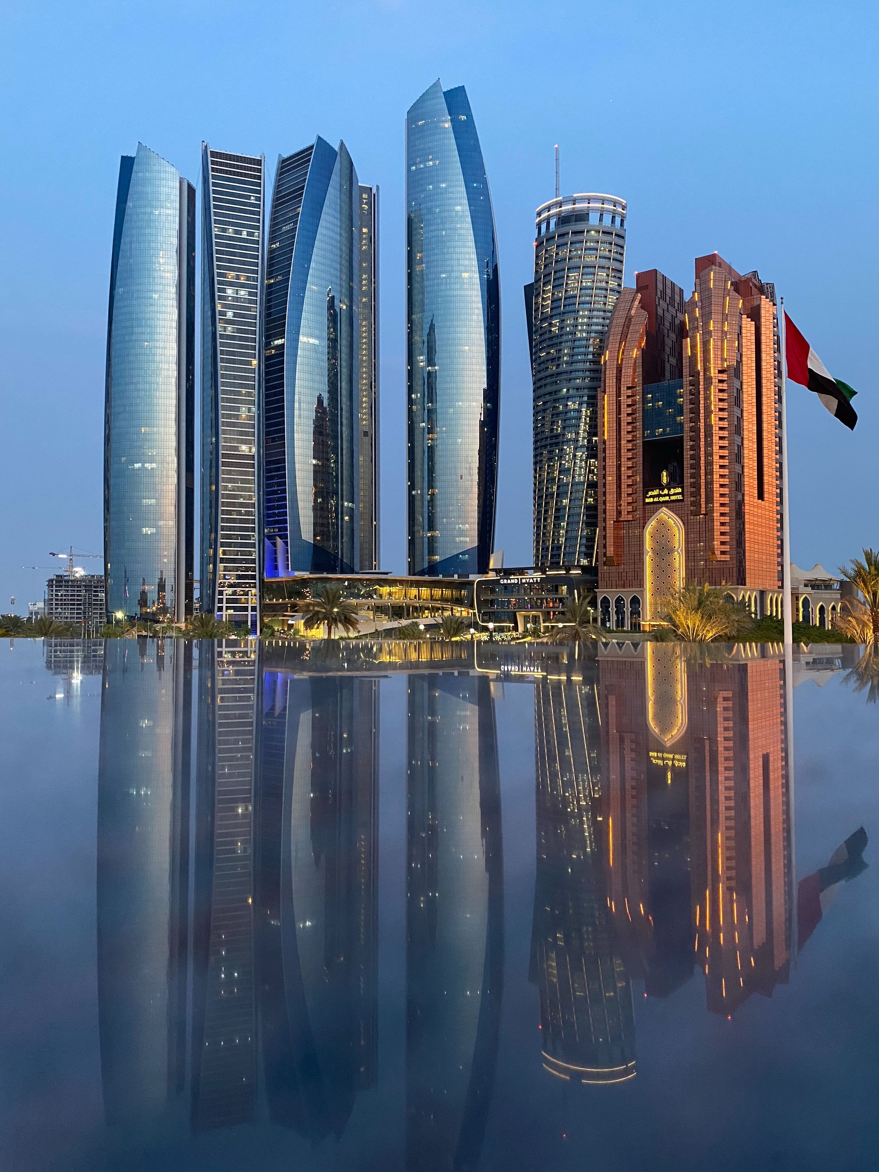Etihad Towers, Abu Dhabi, Spiegelung, Blauer Himmel, Flagge der VAE, QHD+, iPad-Hintergrundbild