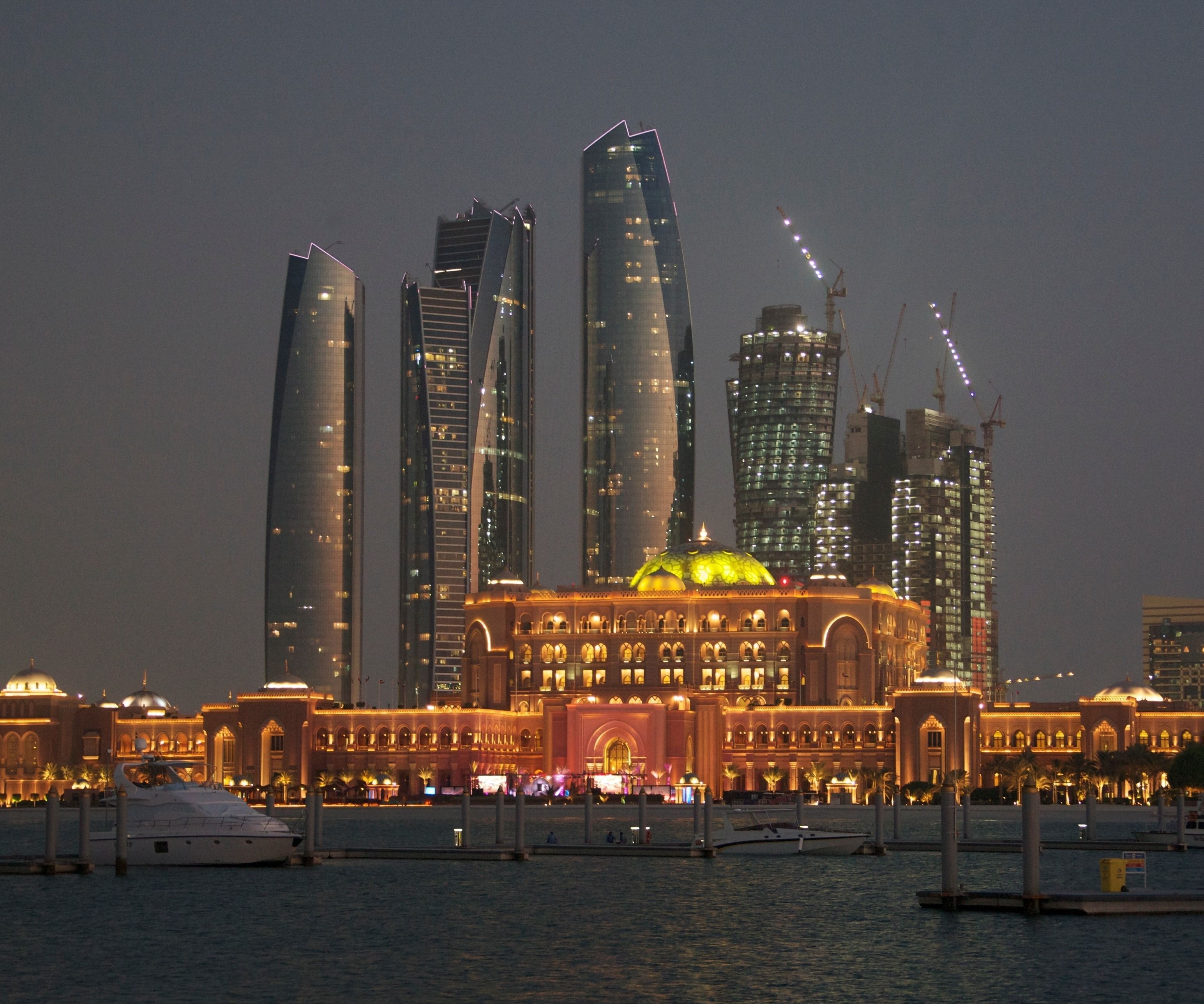 Etihad Towers, Emirates Palace, Abu Dhabi, Nacht, Beleuchtung, 2K, PC-Hintergrundbild