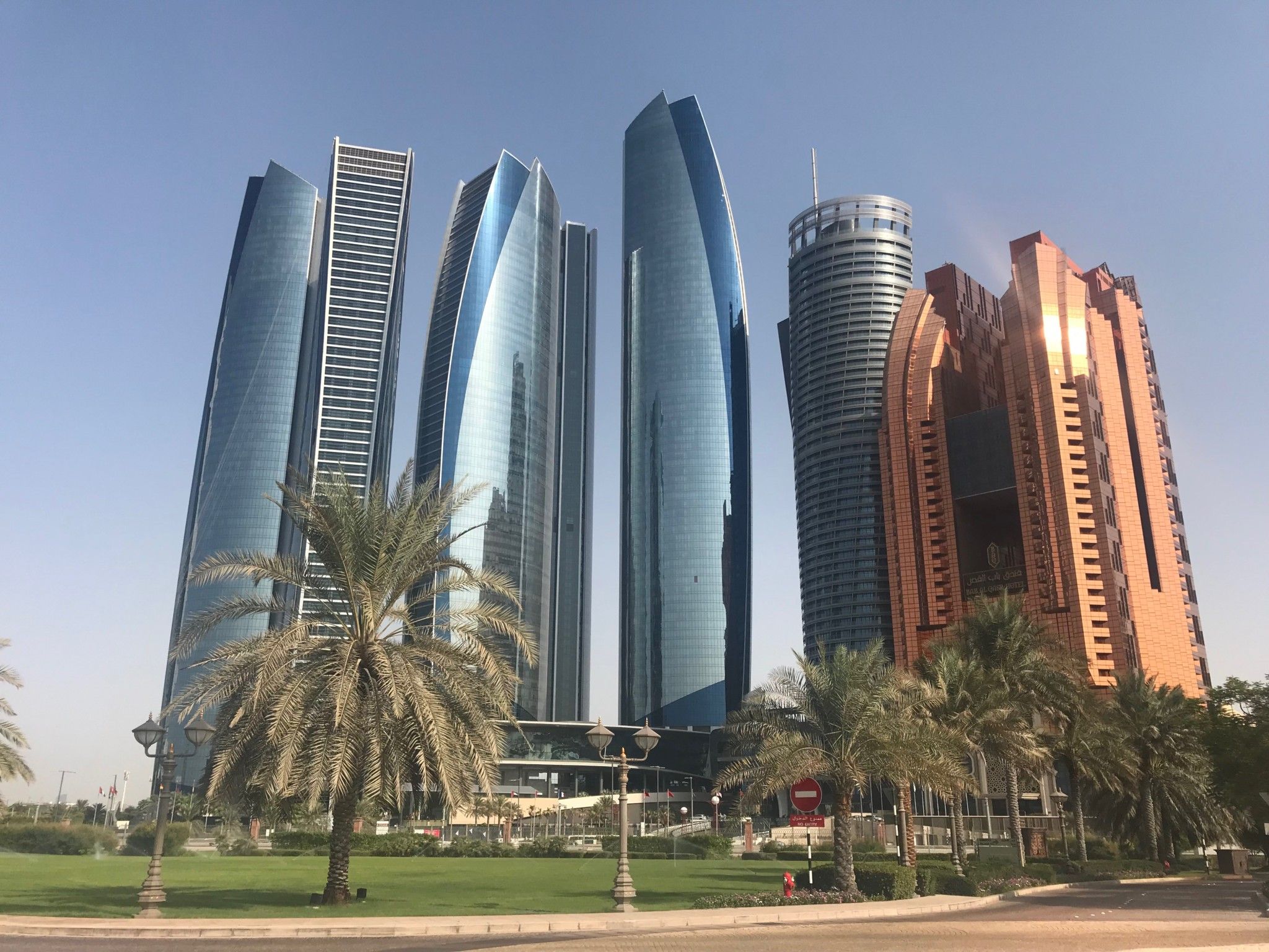 Etihad Towers, Abu Dhabi, Palmen, Rasen, Blauer Himmel, Hintergrundbild für iPad und Tablet