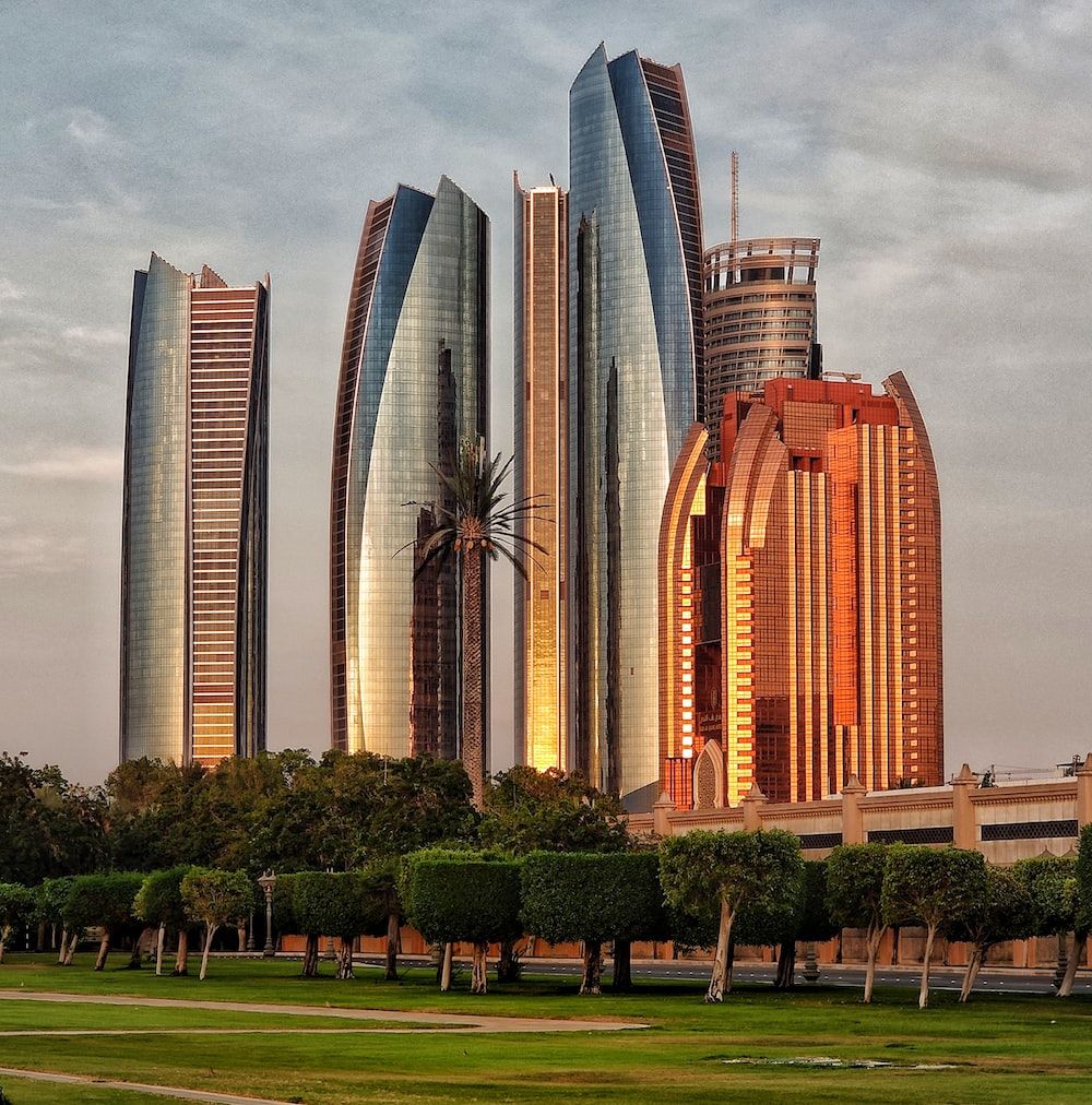 Etihad Towers, Abu Dhabi, Wolkenkratzer, Rasen, Skyline, Hintergrundbild fürs iPad