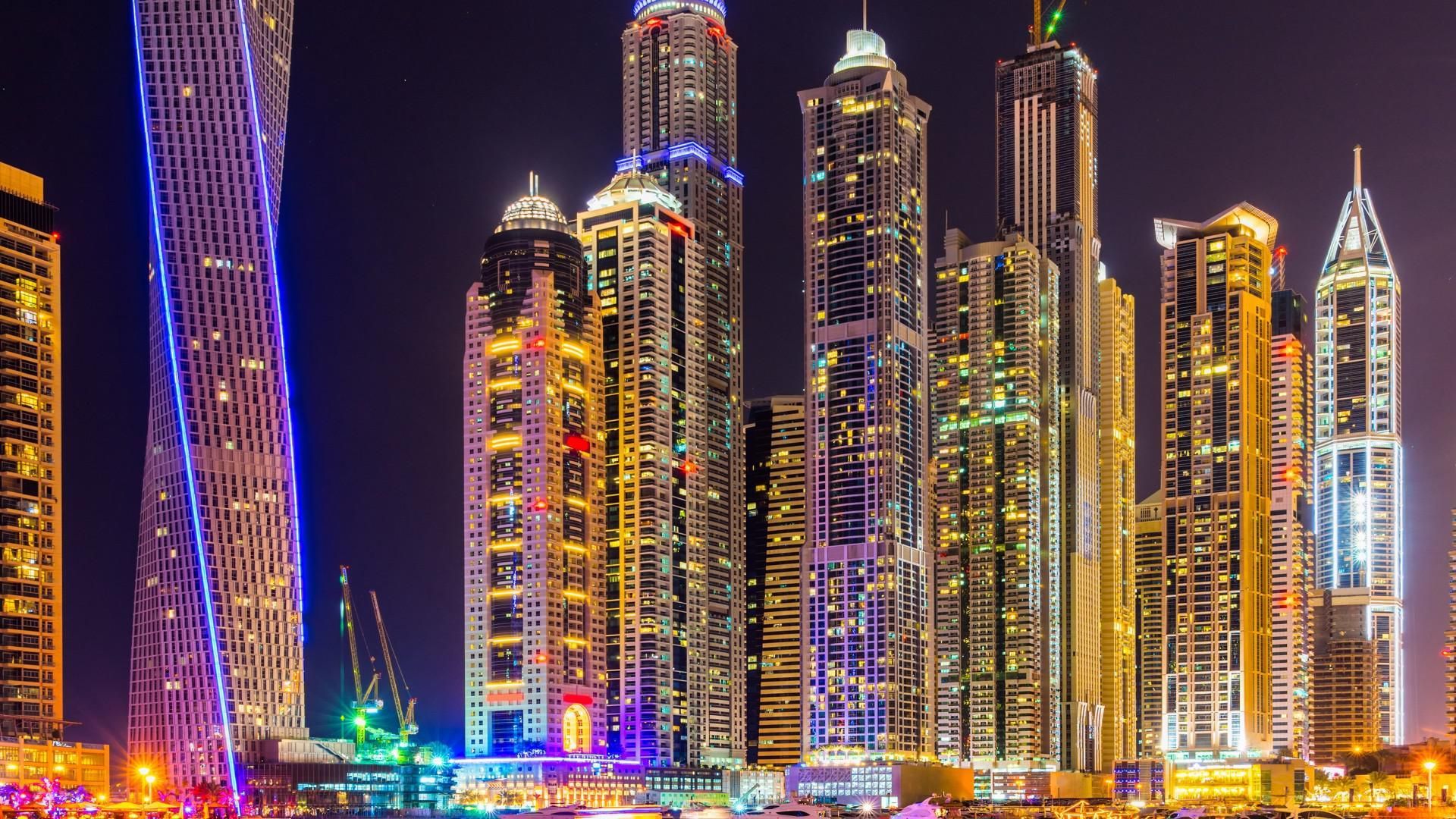 Dubai Marina, Cayan Tower, Dubai, Nacht, Bunte Lichter, 16:9, Full-HD-Hintergrundbild für den Desktop