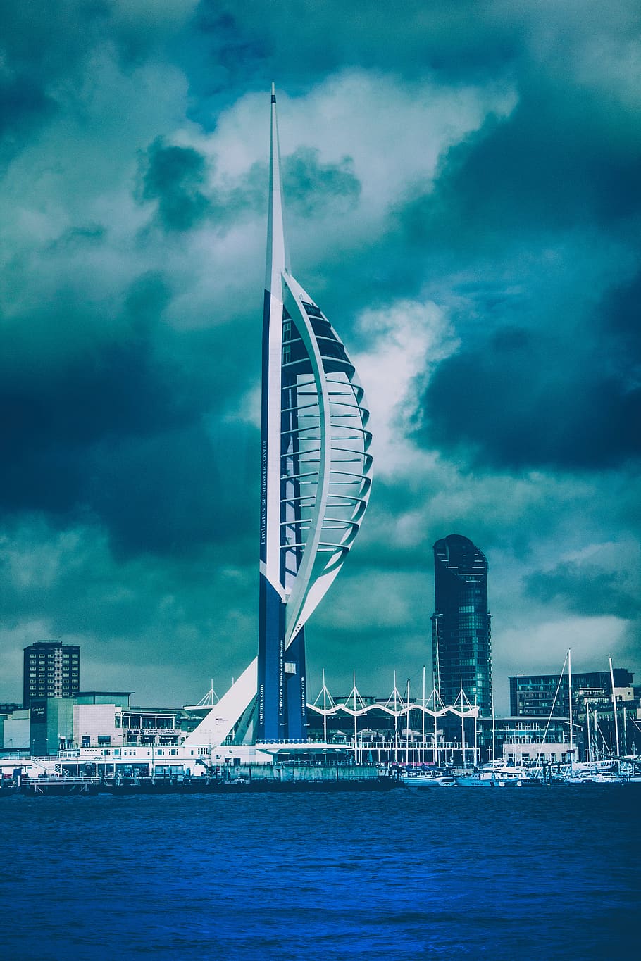 Spinnaker Tower, Portsmouth, England, Hafen, Wolken, Hintergrundbild für iPhone und Android