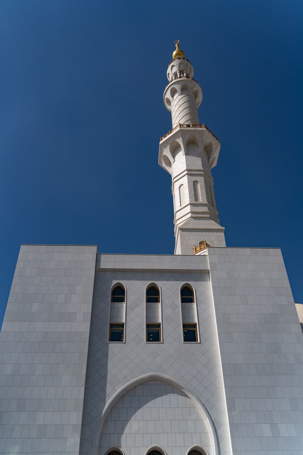 Minarett, Moschee, Weiß, Blauer Himmel, Froschperspektive, HD, Handy-Hintergrundbild