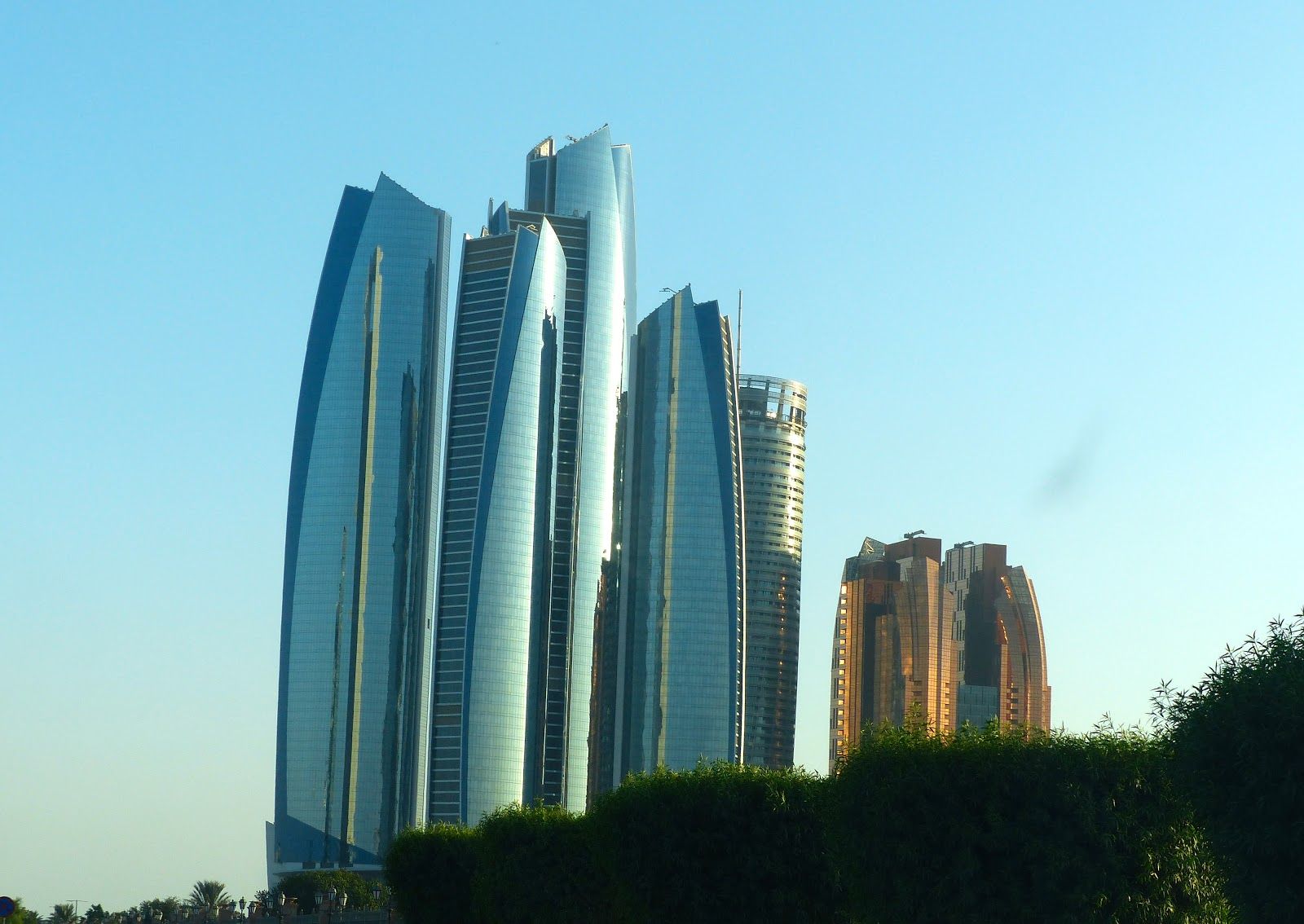 Etihad Towers, Abu Dhabi, Blauer Himmel, Bäume, HD, Hintergrund für den Desktop
