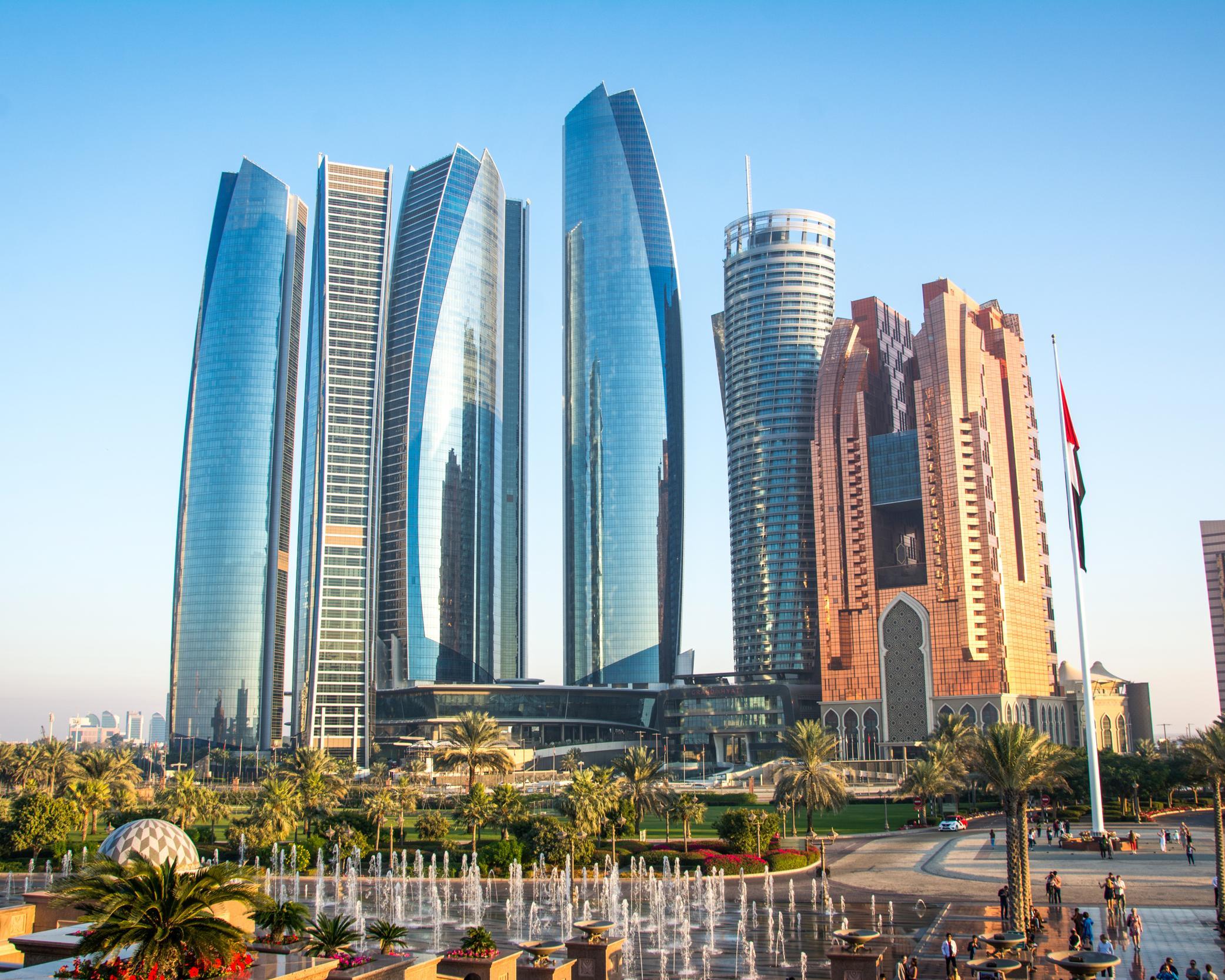 Etihad Towers, Abu Dhabi, Springbrunnen, Palmen, Blauer Himmel, Full HD, Desktop-Hintergrund