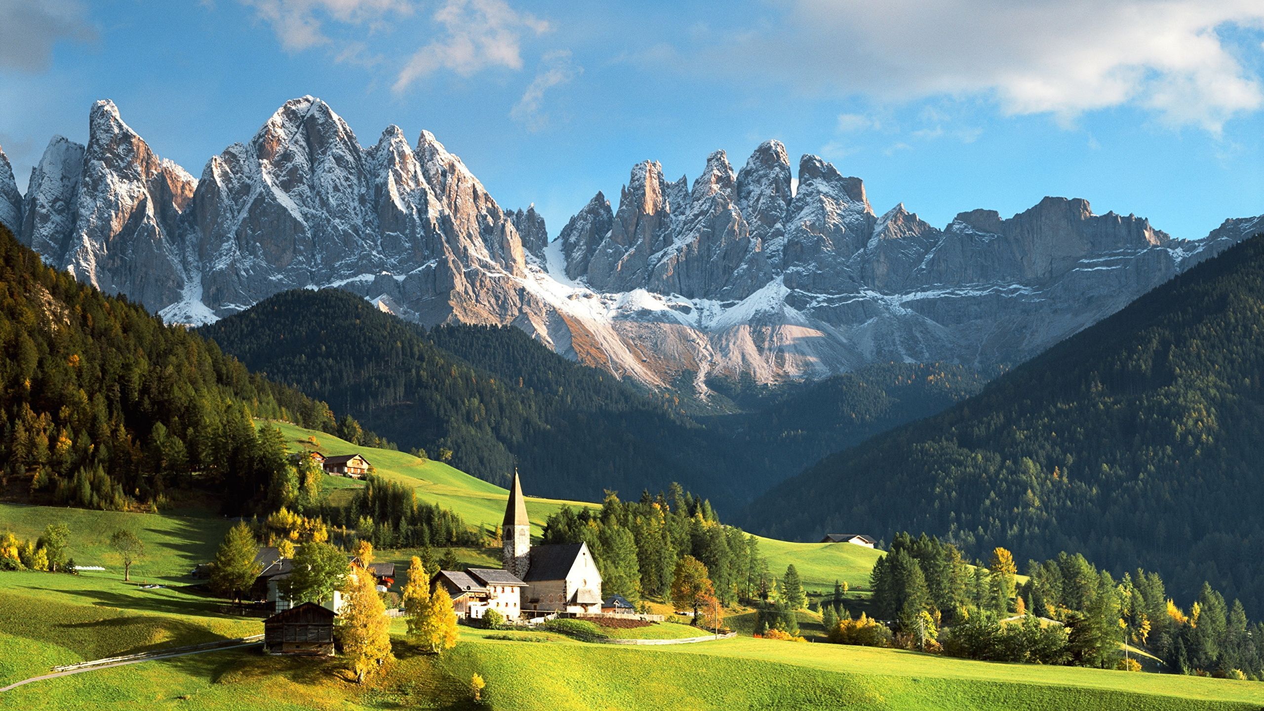 Villnößtal, Geislergruppe, Dolomiten, Südtirol, Kirche, Bergdorf, 2K, Laptop-Hintergrundbild
