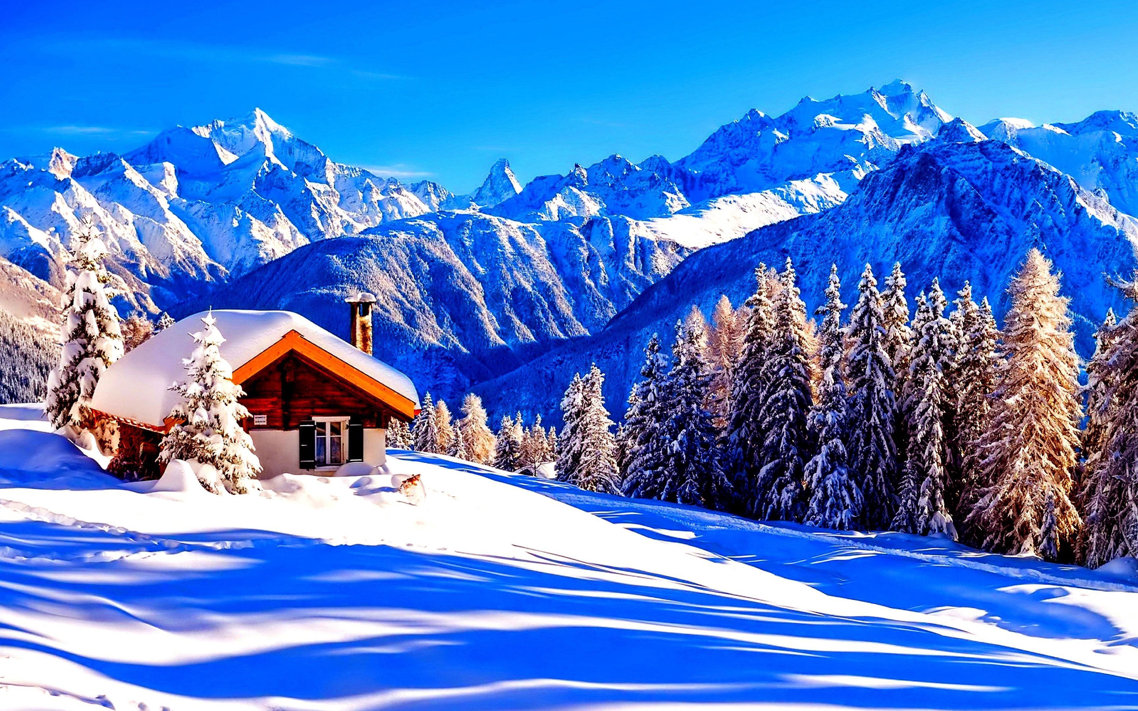 Alpen, Berghütte, Verschneite Tannen, Winter, Blauer Himmel, 4K, Breitbild-Hintergrundbild