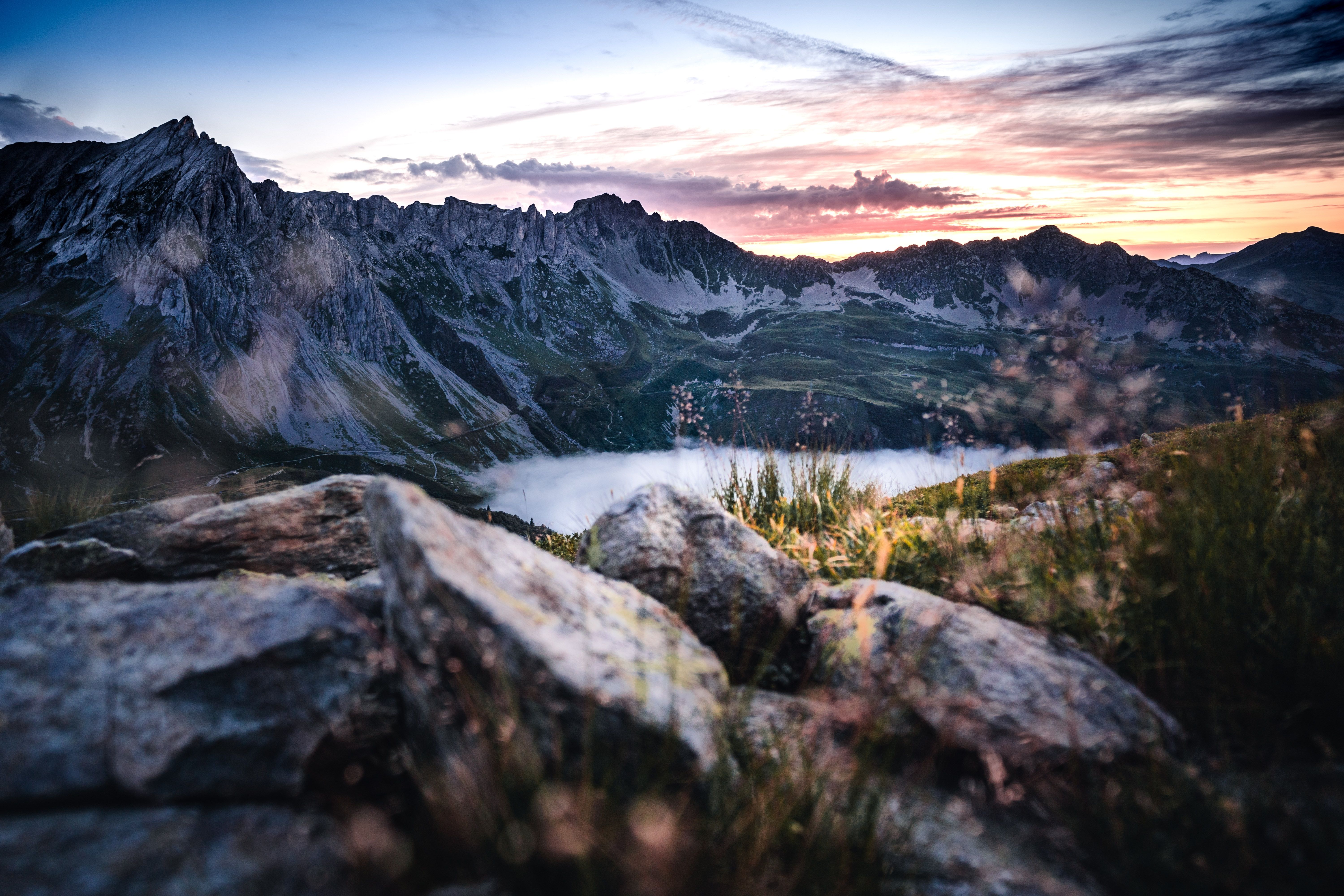 Alpen, Felsen, Bergsee, Abenddämmerung, Gräser, 6K, Hintergrundbild für den PC