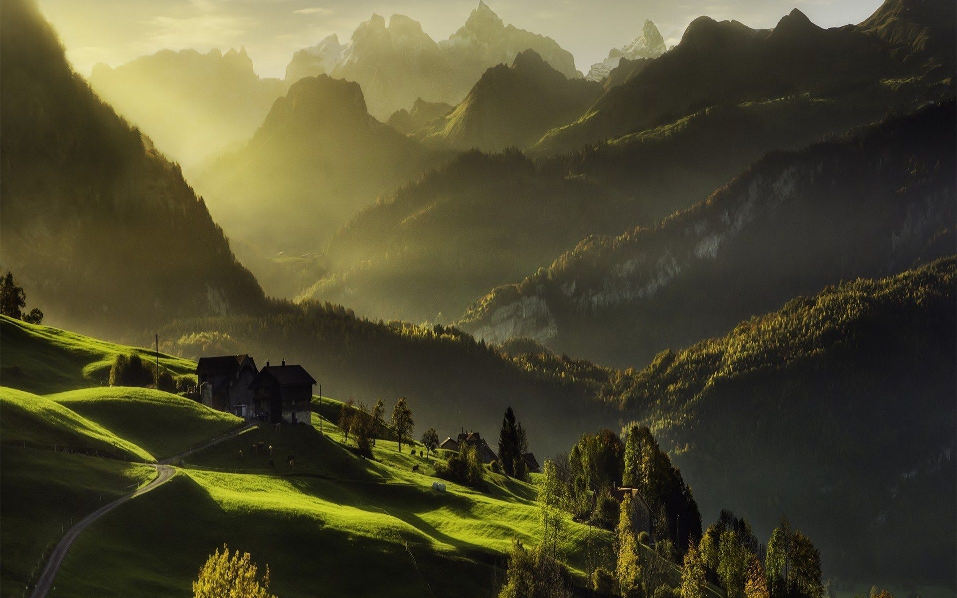Alpen, Grüne Täler, Dunst, Gegenlicht, Berghänge, 16:10, Full-HD-Hintergrundbild für den Desktop