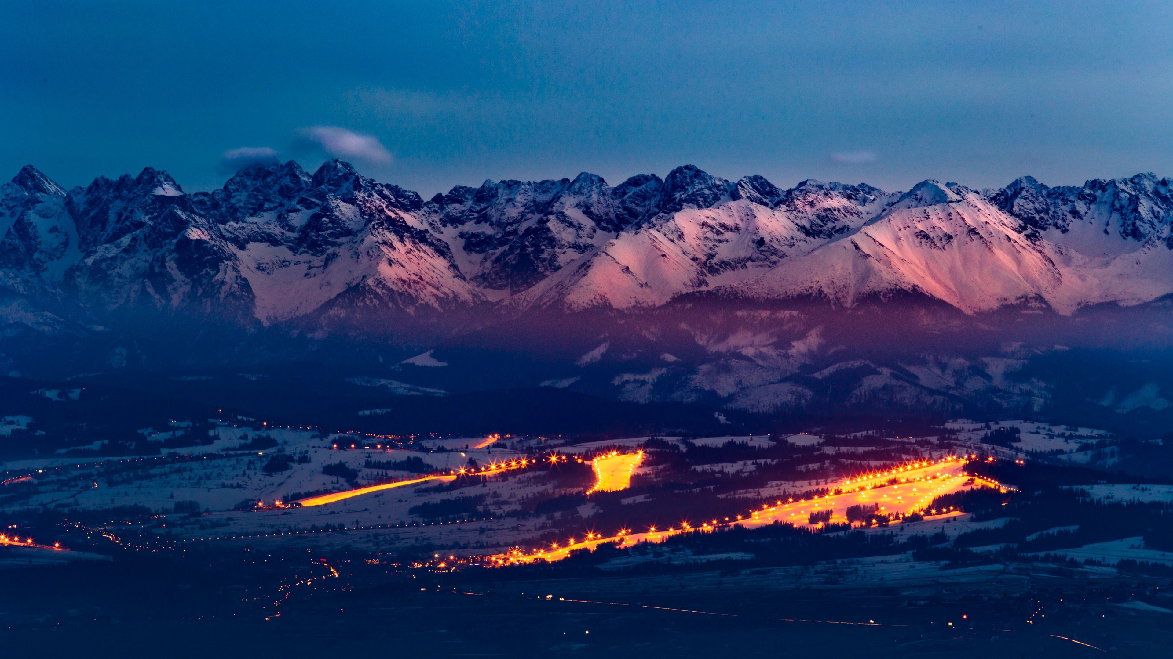 Alpen, Alpenglühen, Blaue Stunde, Stadtlichter, Bergkette, 4K, Desktop-Hintergrund