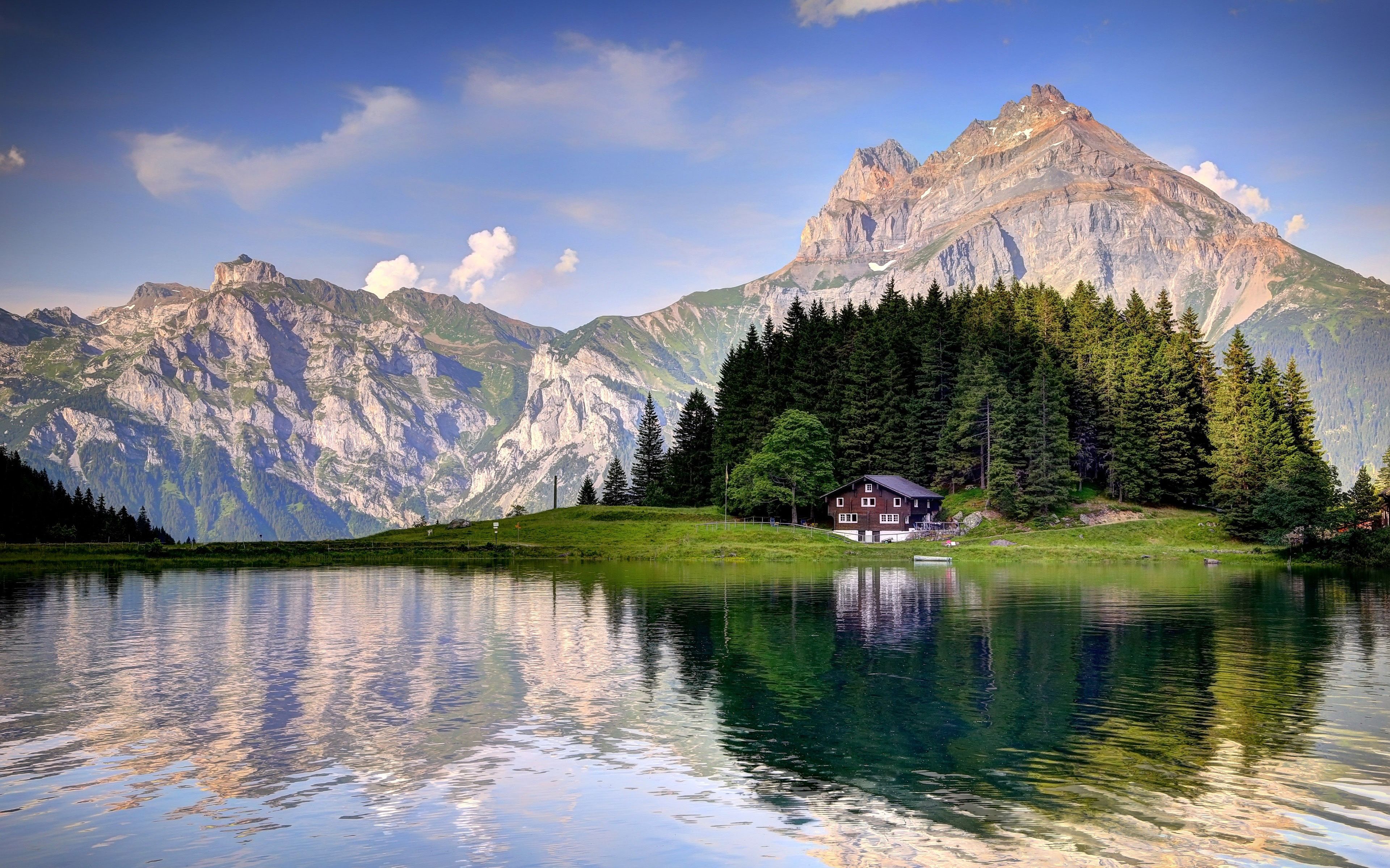 Alpen, Bergsee, Spiegelung, Tannen, Chalet, 16:10, 4K-Hintergrundbild für den Desktop