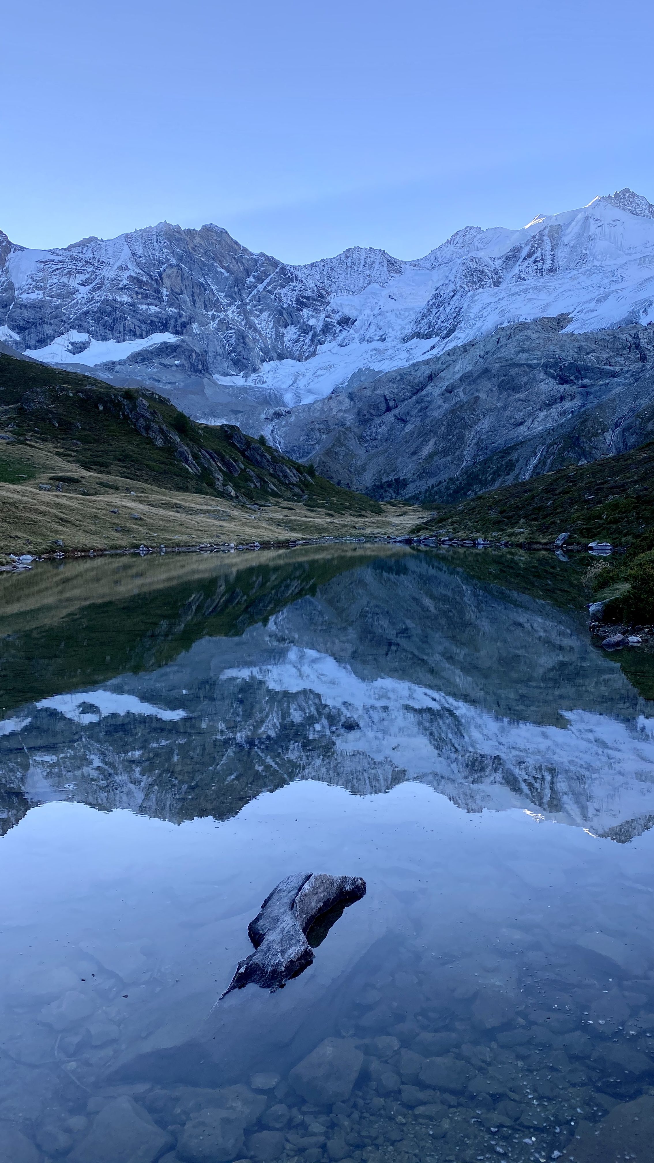 Bergsee, Spiegelung, Gletscher, Schneegipfel, Blau, QHD+, Handy-Hintergrund im Hochformat