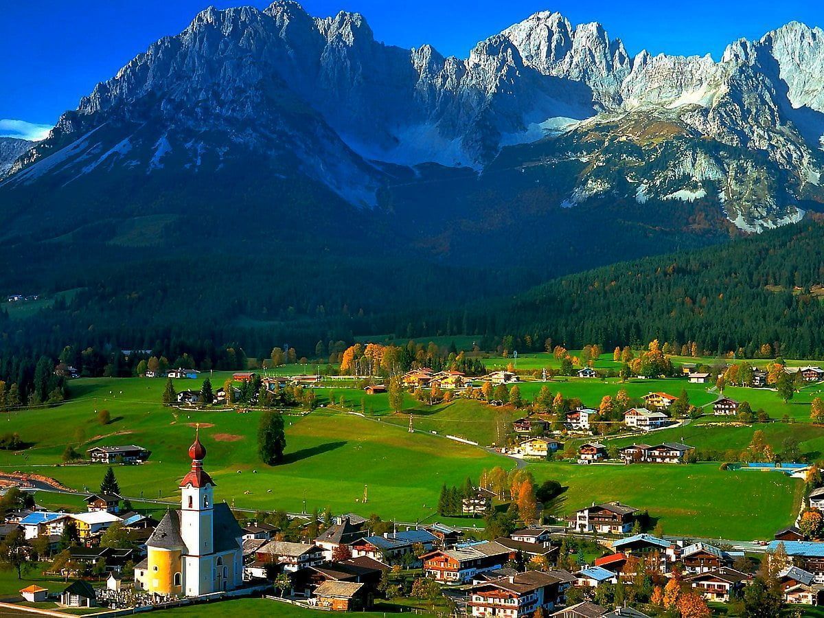 Wilder Kaiser, Tirol, Österreich, Bergdorf, Kirche, Almwiesen, Hintergrundbild fürs iPad