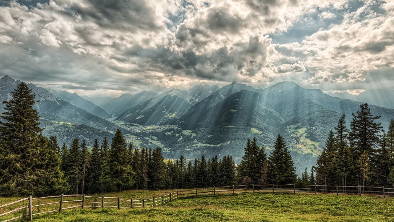 Alpen, Sonnenstrahlen, Wolken, Tannenwald, Tal, 16:9, HD-Hintergrundbild für den Desktop