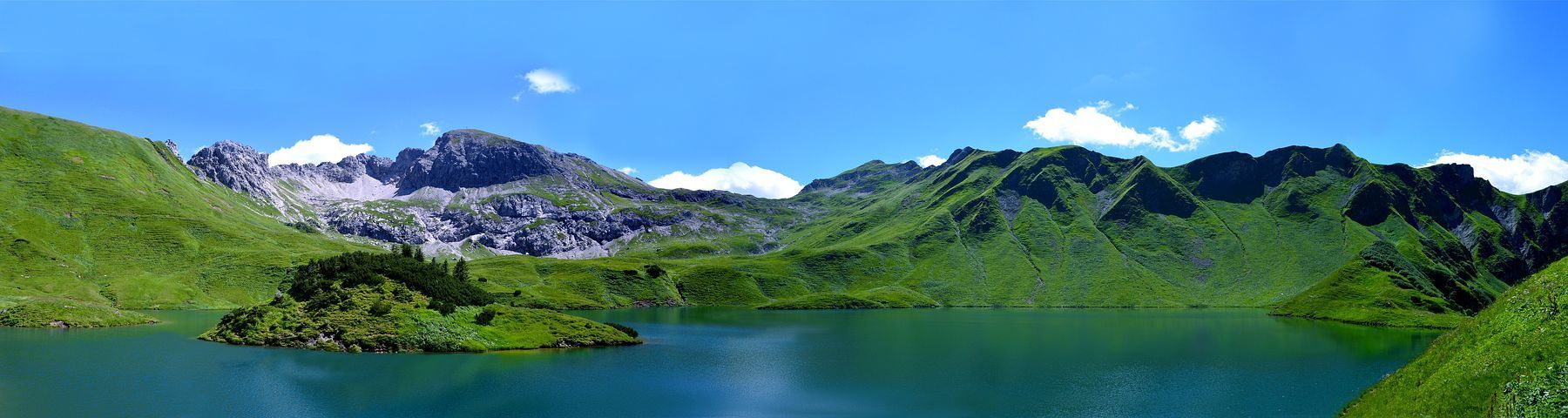 Alpen, Bergsee, Panorama, Grüne Hügel, Blauer Himmel, Dual-Monitor-Hintergrundbild