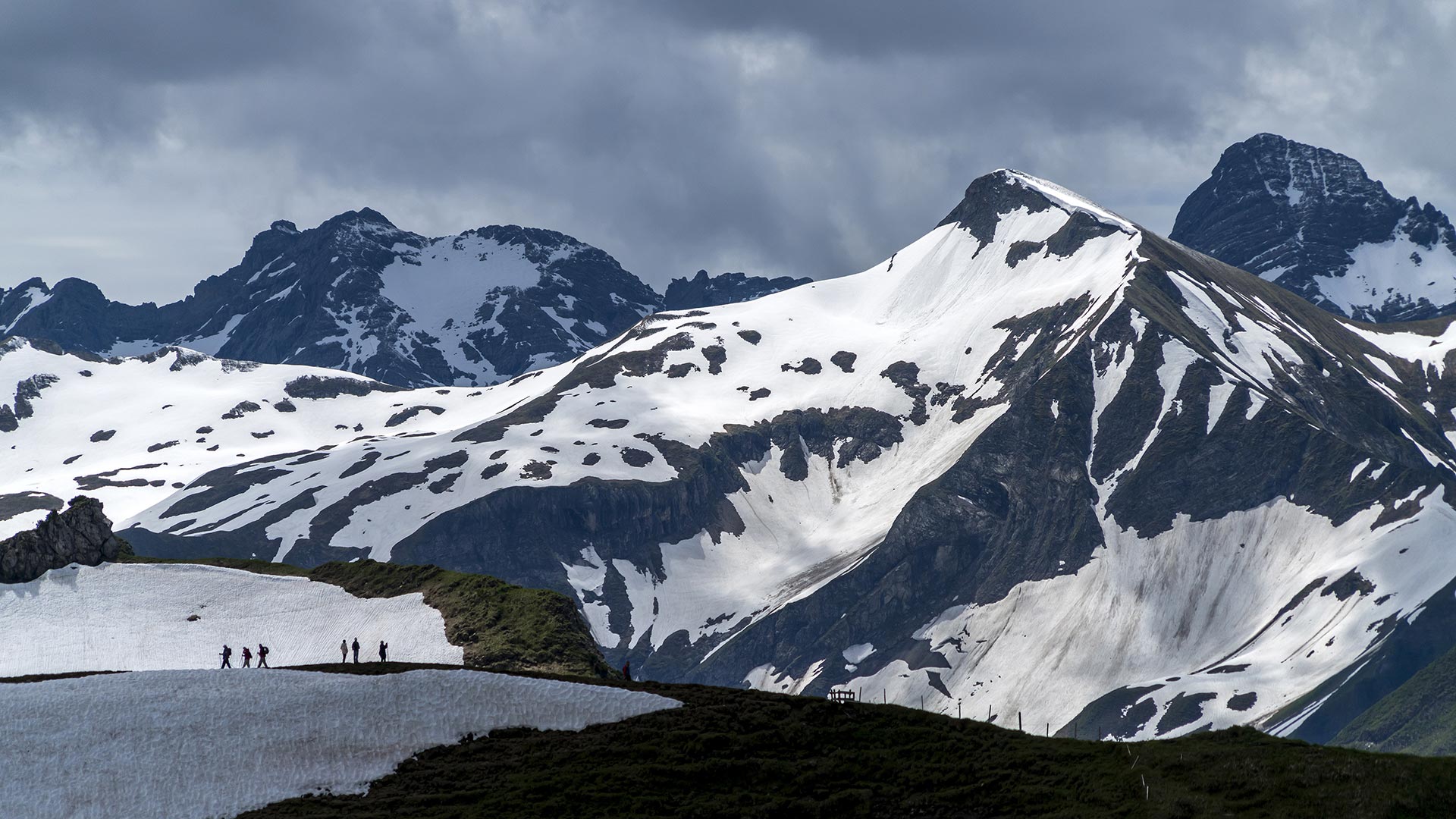 Alpen, Schneegipfel, Bergsteiger, Wolken, Hochgebirge, Full HD 1080p, Desktop-Hintergrundbild