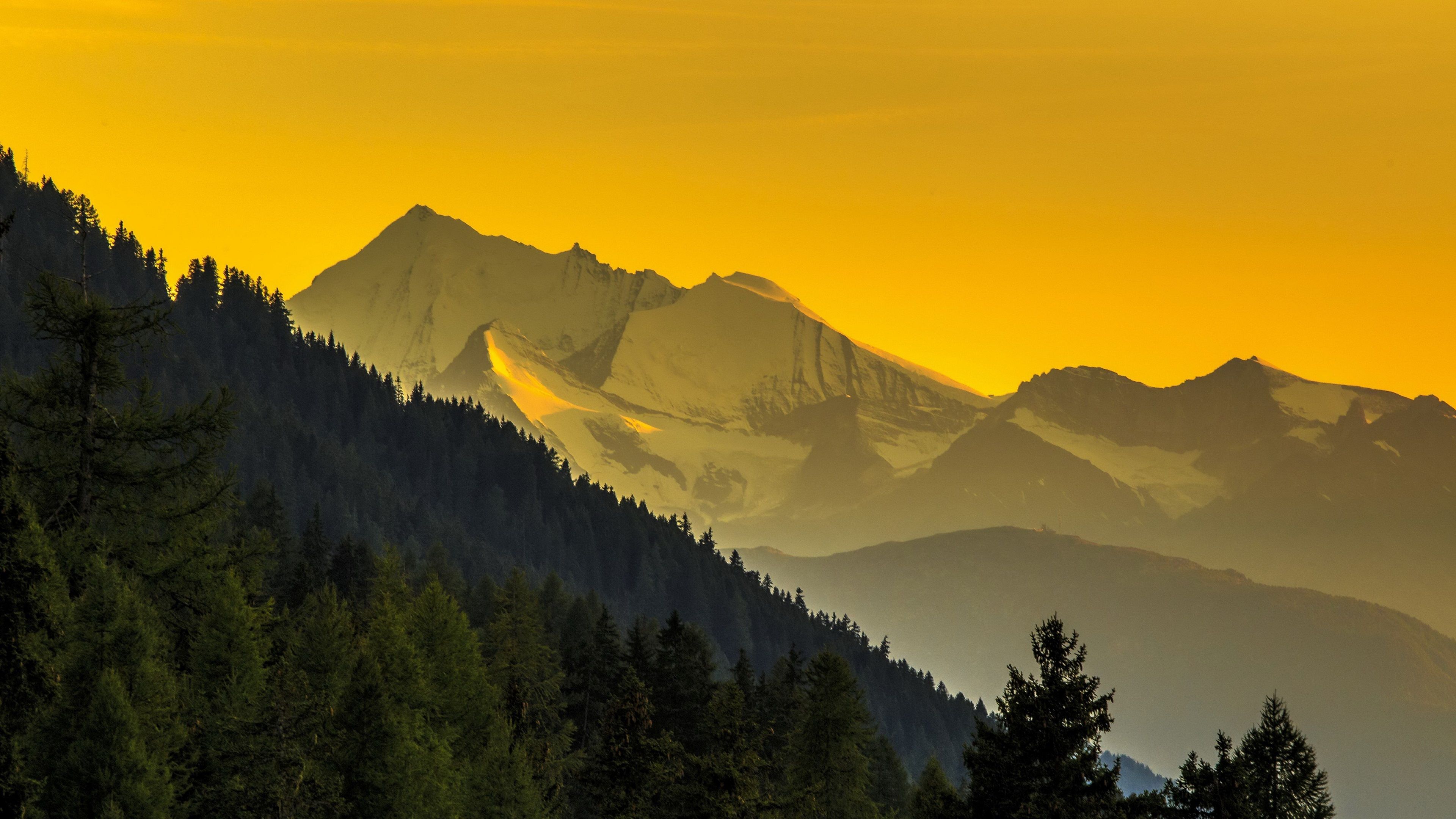 Alpen, Bergsilhouetten, Goldener Himmel, Wald, Dunst, 16:9, 4K-Hintergrundbild für den Desktop