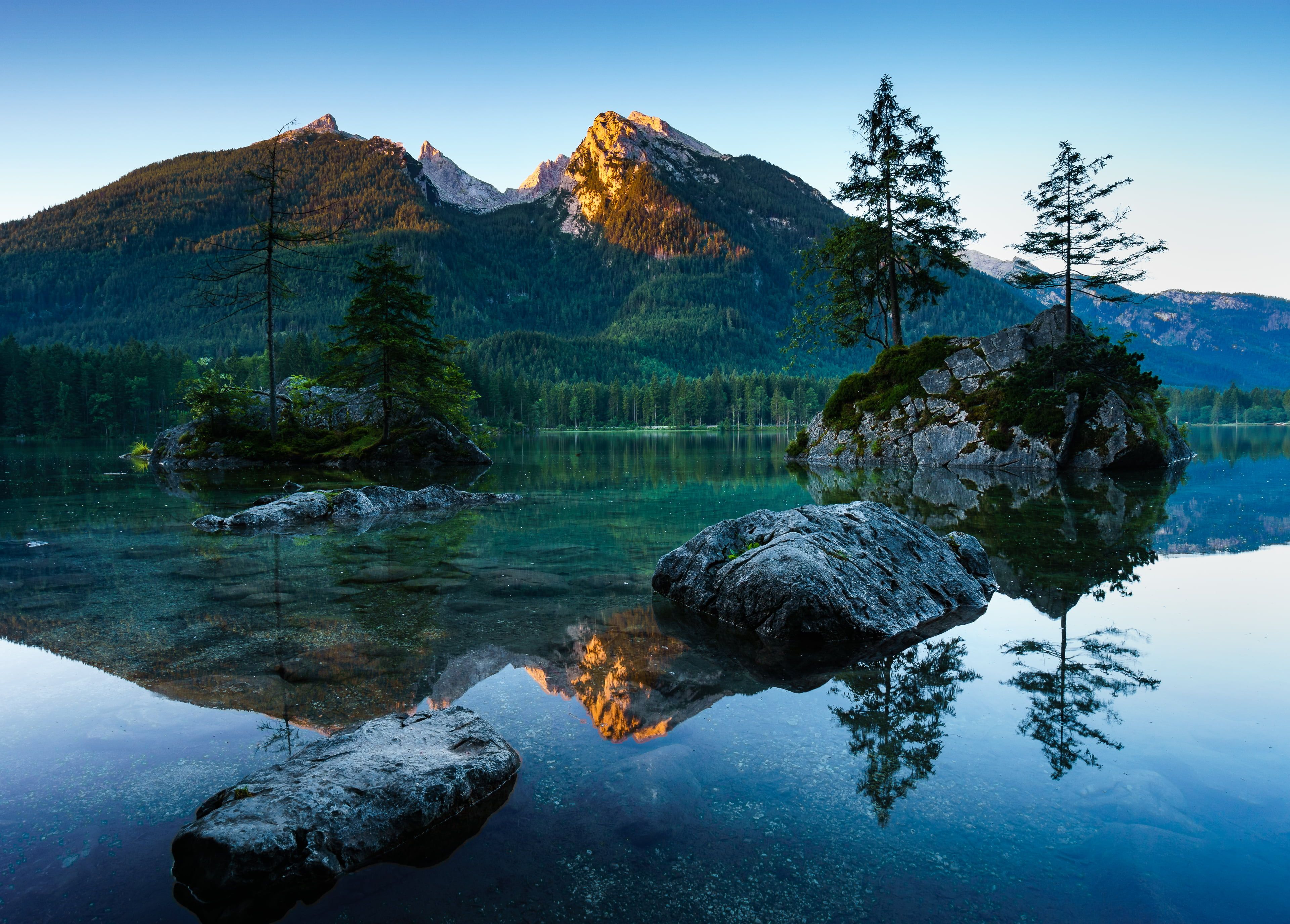 Hintersee, Berchtesgadener Land, Bayern, Spiegelung, Felsinseln, Morgenlicht, 4K-Hintergrundbild