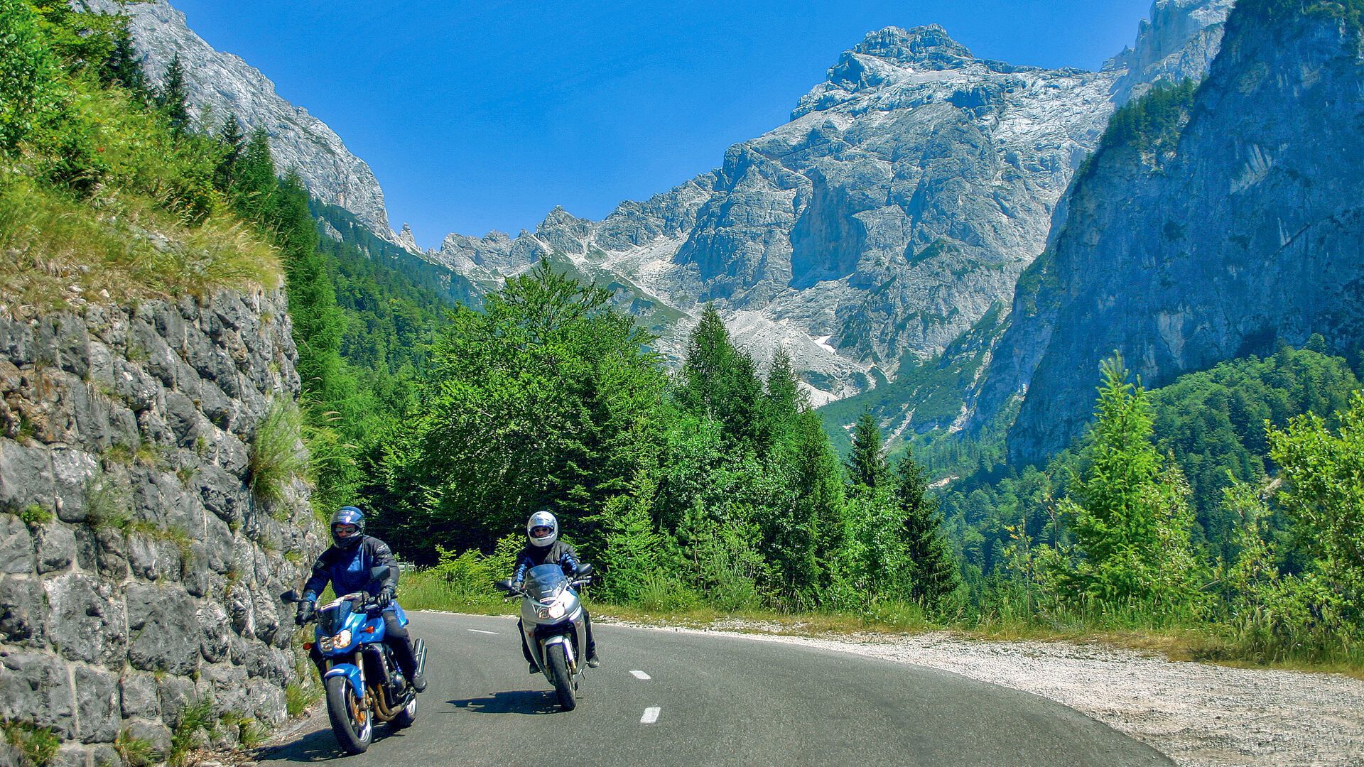 Alpen, Motorradfahrer, Passstraße, Felswände, Sommer, 16:9, Full-HD-Hintergrundbild für den Desktop