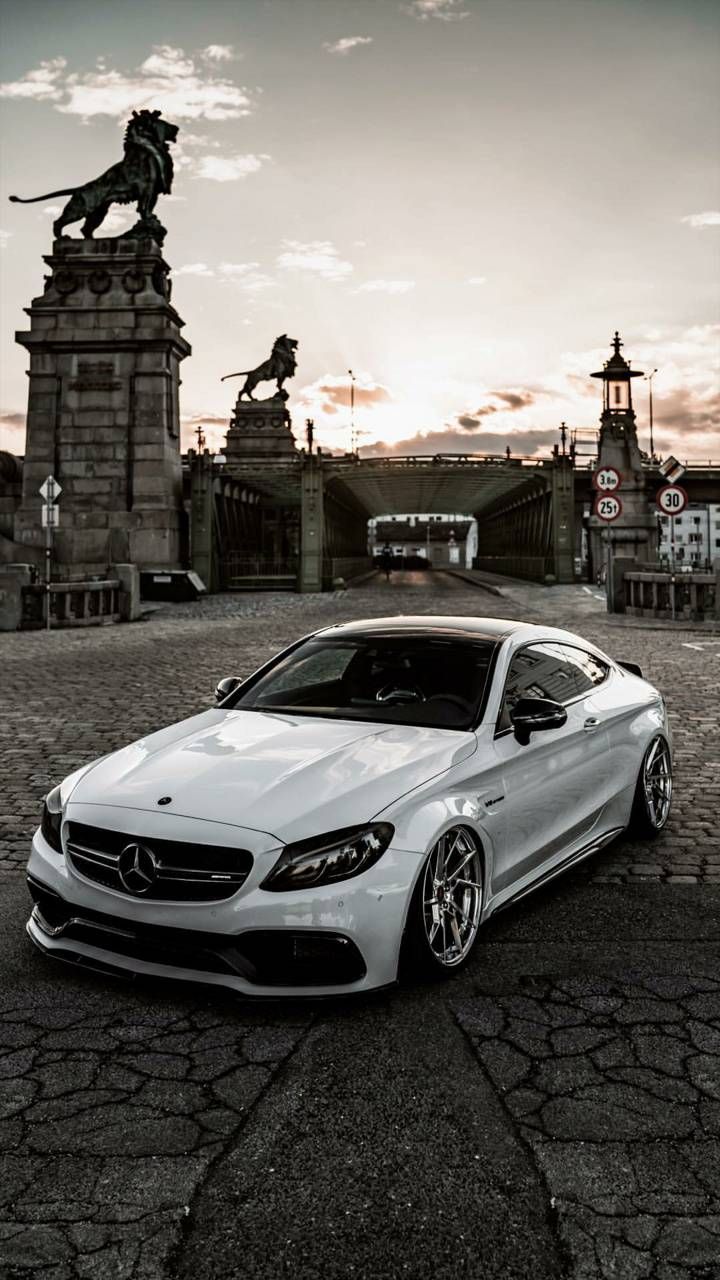 Mercedes-AMG C 63 Coupé, Mercedes-Benz, Weißes Auto, Löwenstatue, Kopfsteinpflaster, HD-Handy-Hintergrundbild