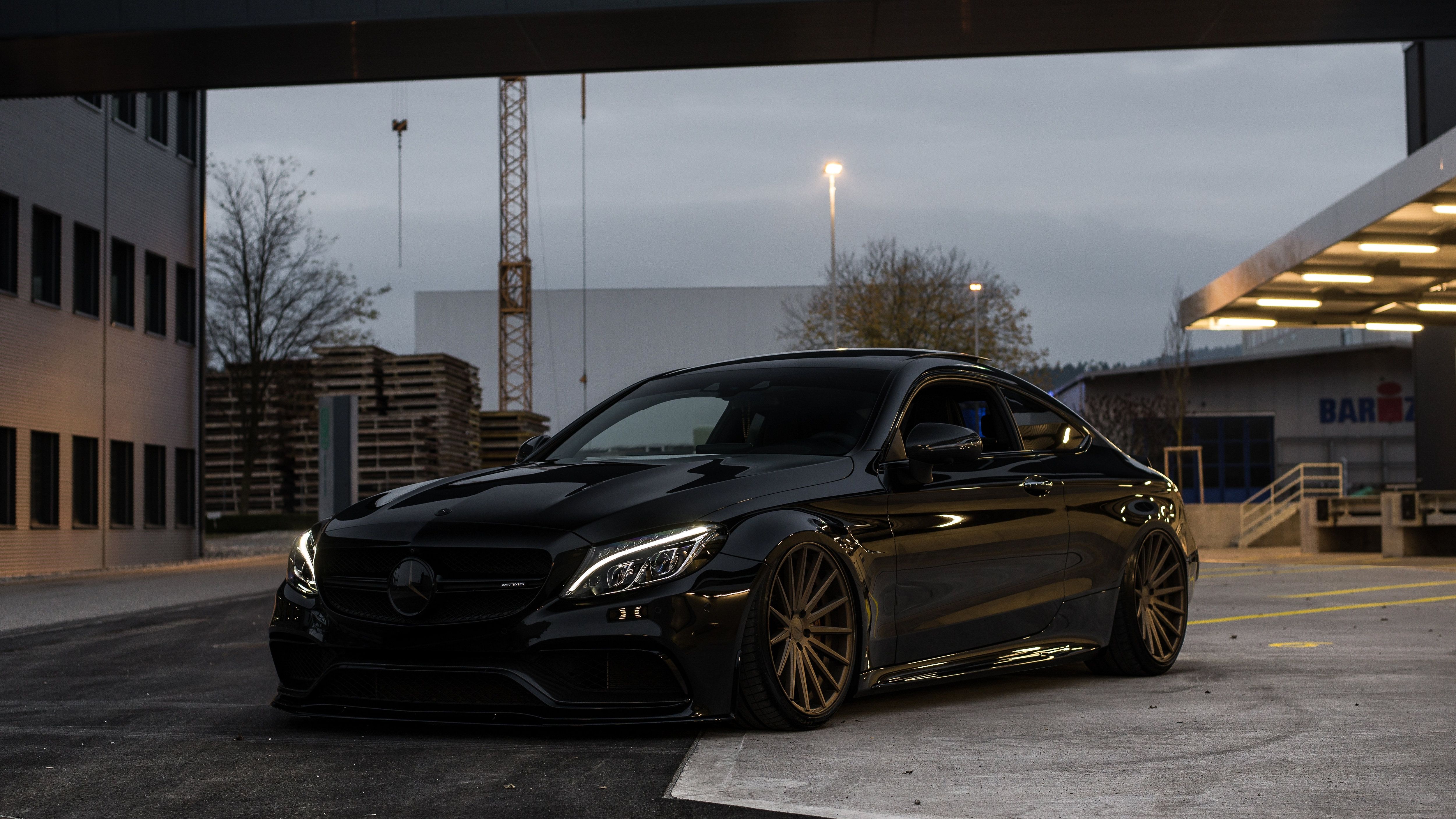 Mercedes-AMG C-Klasse Coupé, Mercedes-Benz, Schwarzes Auto, Goldene Felgen, Industriegelände, 4K-Hintergrundbild