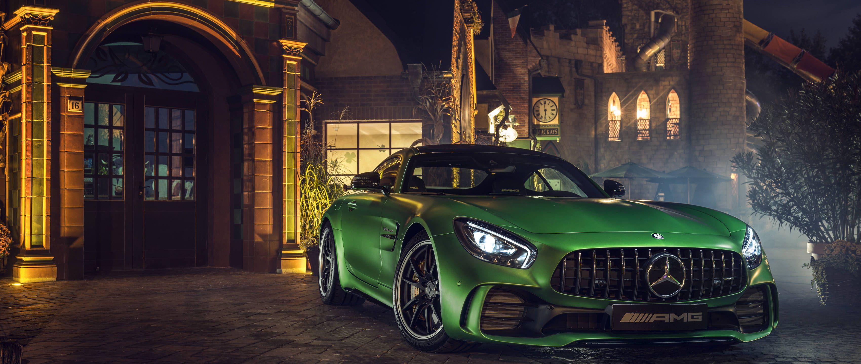 Mercedes-AMG GT R, Mercedes-AMG, Sportwagen, Grünes Auto, Nacht, Altes Gebäude, 2K-Desktop-Hintergrund