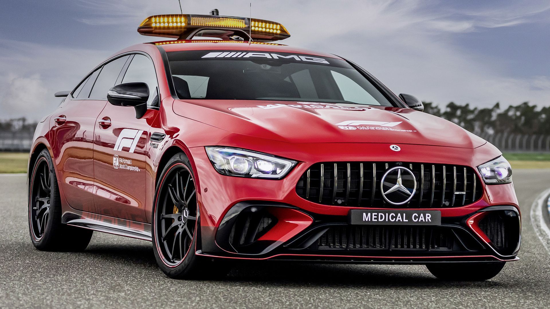 Mercedes-AMG GT 4-Türer Coupé, Medical Car, Formel 1, Mercedes-AMG, Rotes Auto, Rennstrecke, Full-HD-Hintergrundbild