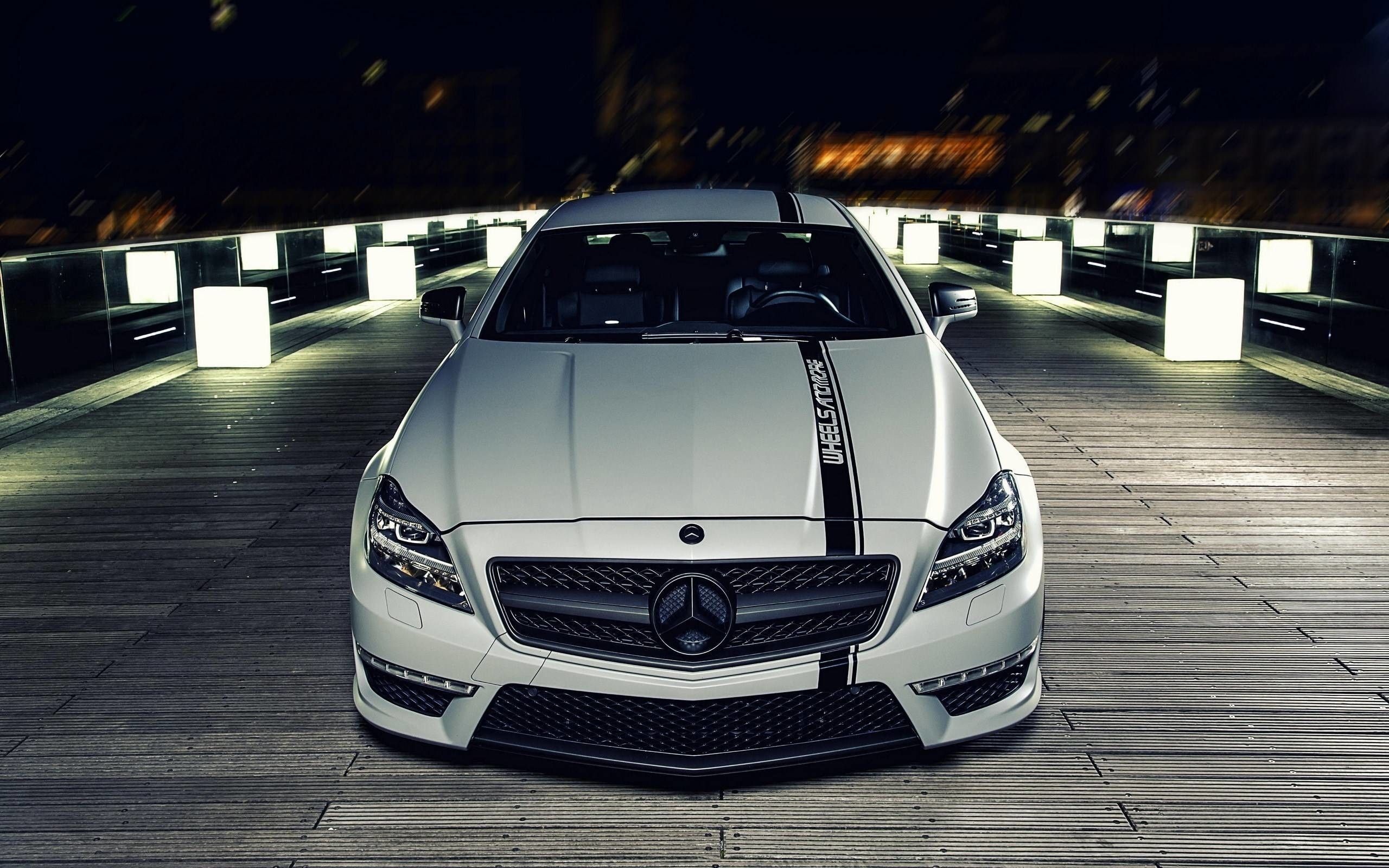 Mercedes-AMG CLS, Mercedes-Benz, Weißes Auto, Rennstreifen, Nacht, Leuchtwürfel, 2K-PC-Hintergrundbild