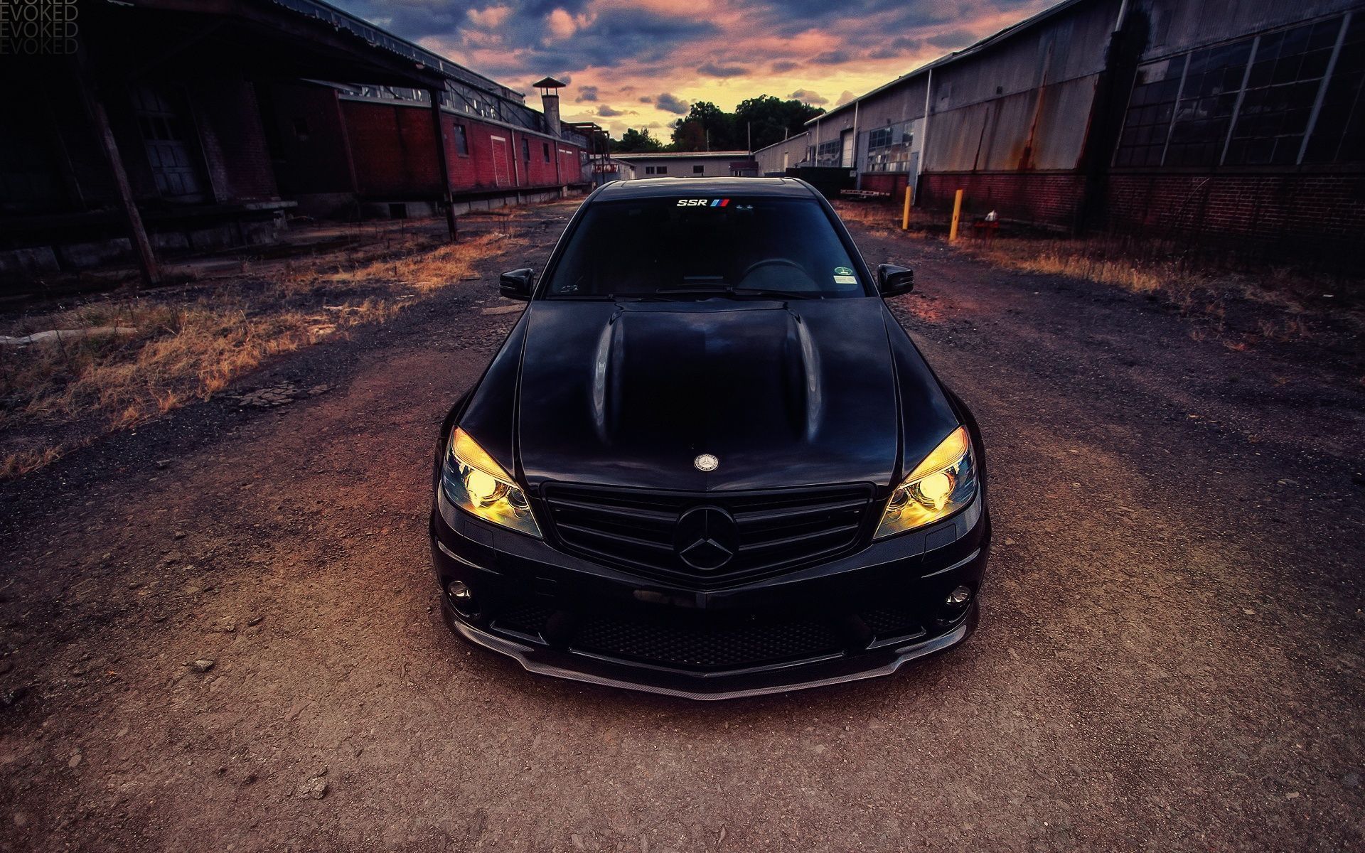 Mercedes-AMG C 63, Mercedes-Benz, Schwarzes Auto, Frontansicht, Scheune, Dämmerung, Full-HD-Hintergrund