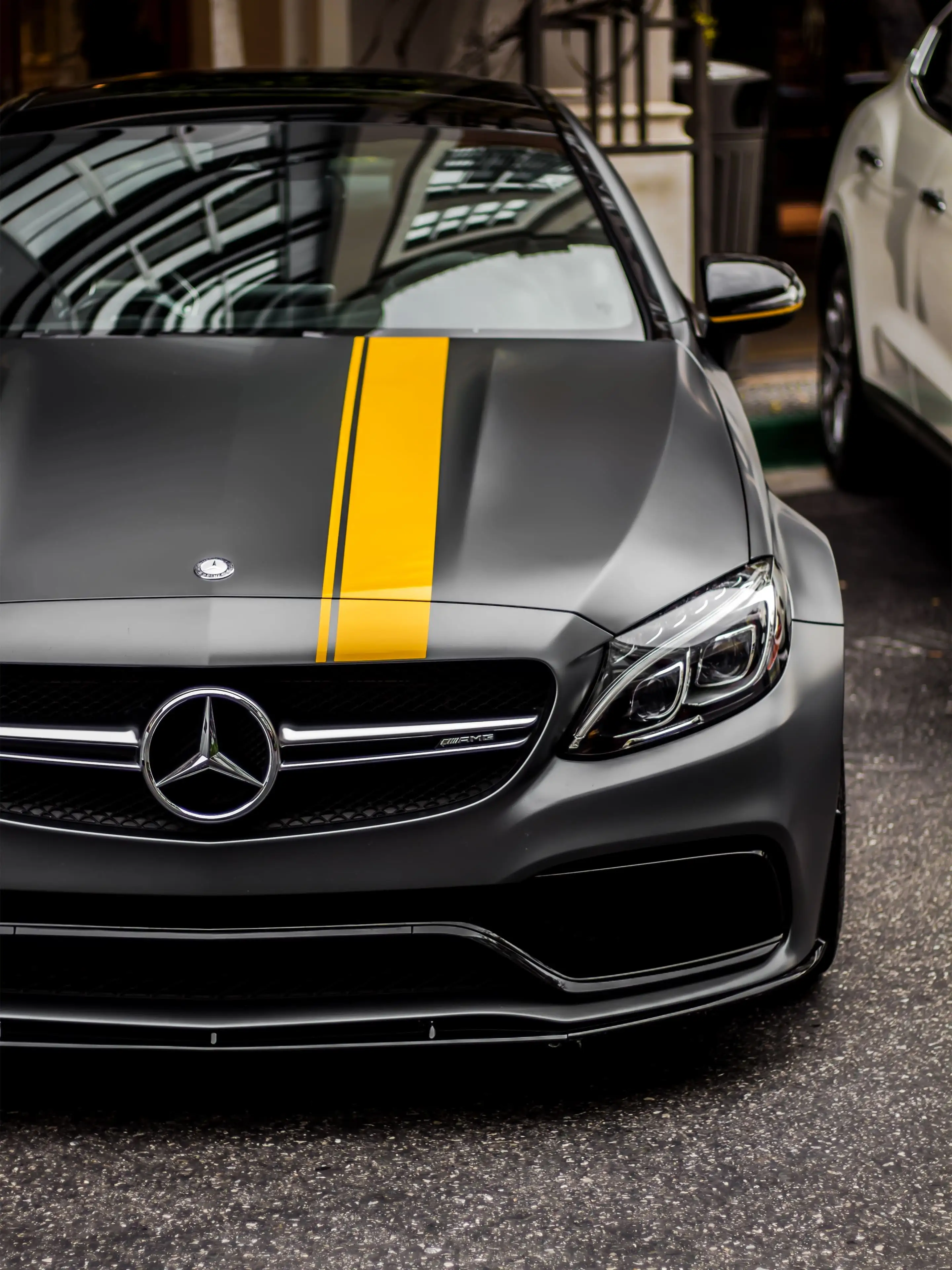 Mercedes-AMG C 63, Mercedes-Benz, Graues Auto, Gelber Streifen, Motorhaube, Hintergrundbild fürs Tablet