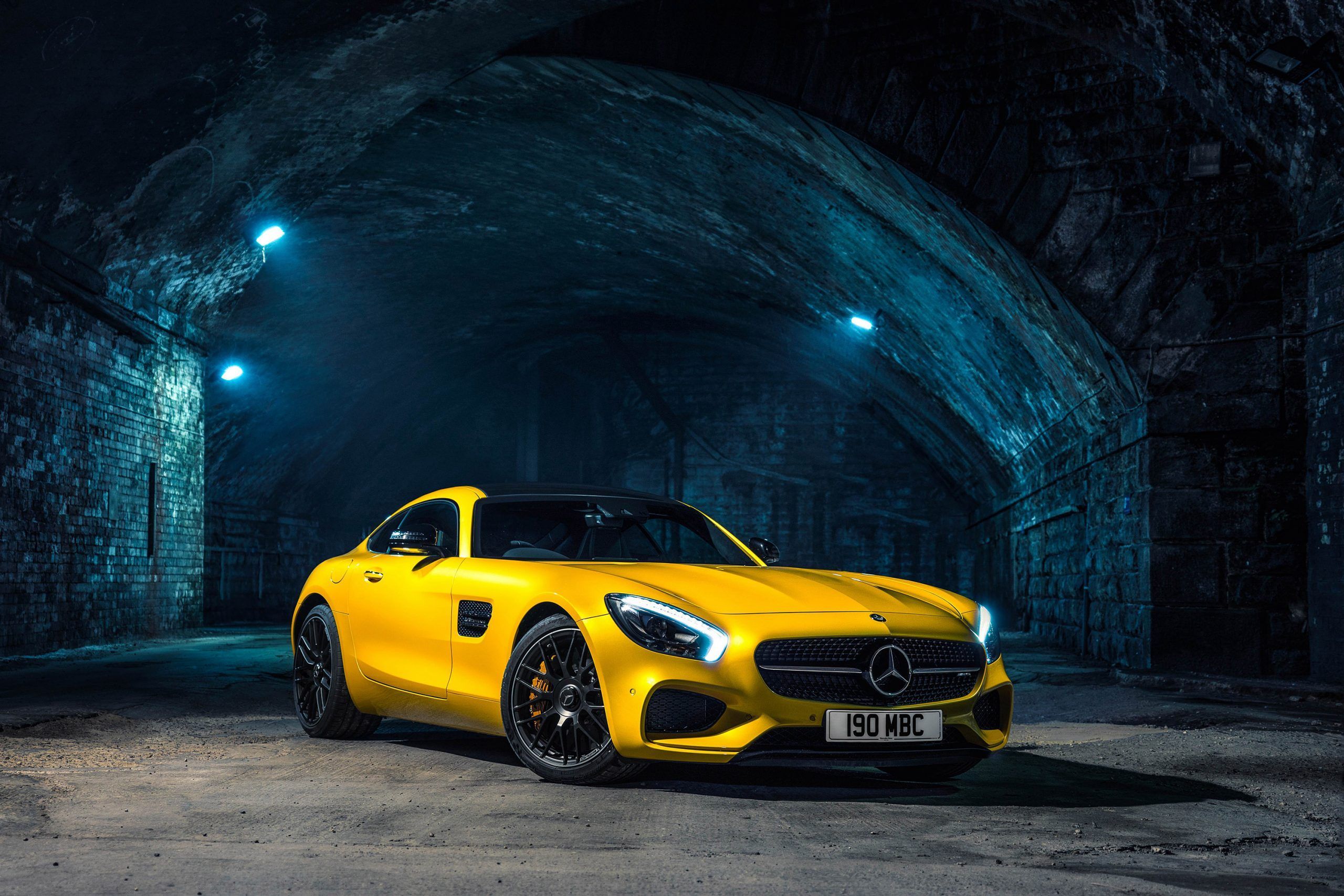 Mercedes-AMG GT, Mercedes-AMG, Gelbes Auto, Tunnel, Steingewölbe, 2K, Windows-Hintergrundbild