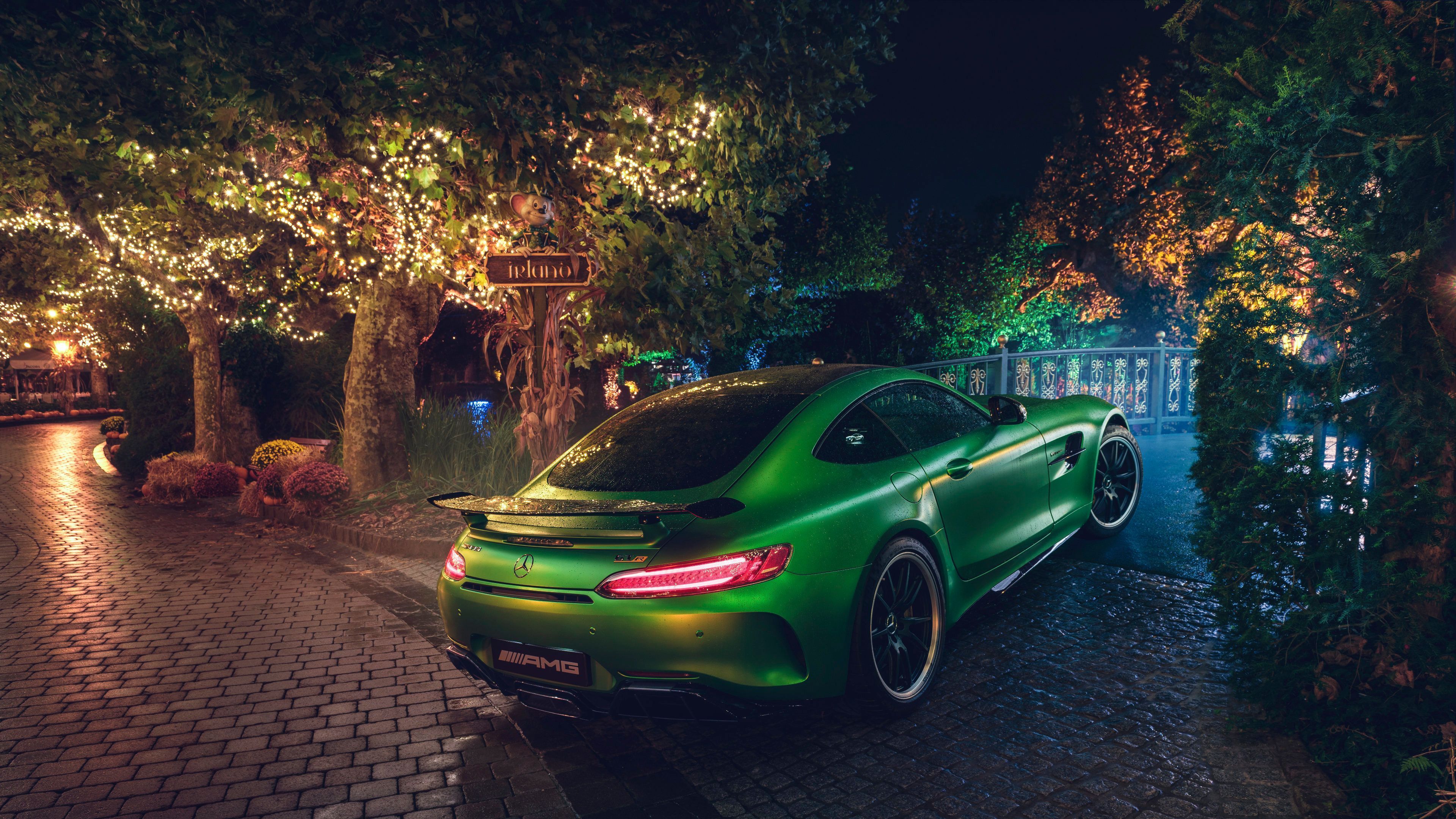 Mercedes-AMG GT R, Mercedes-AMG, Grünes Auto, Nacht, Lichterketten, Kopfsteinpflaster, Ultra-HD-Hintergrundbild