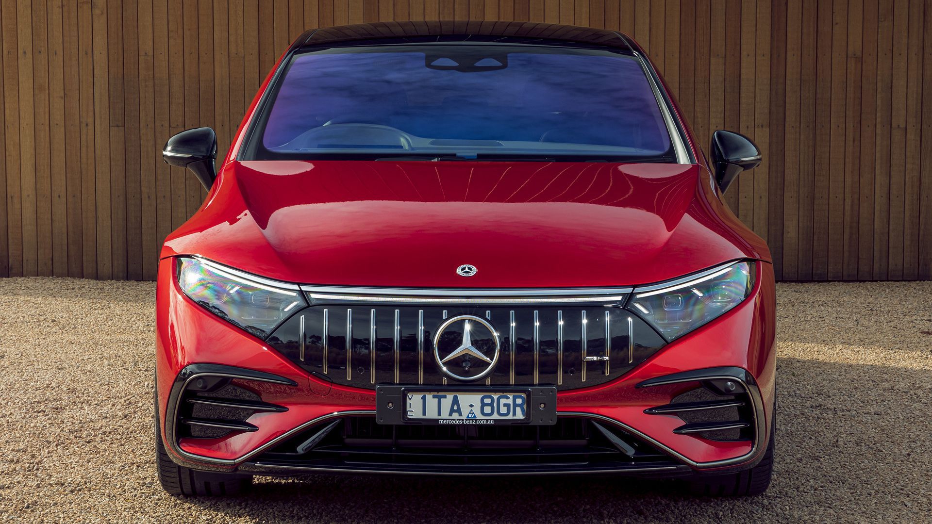 Mercedes-AMG EQS, Mercedes-Benz, Elektroauto, Rotes Auto, Frontansicht, Holzwand, 1080p Wallpaper