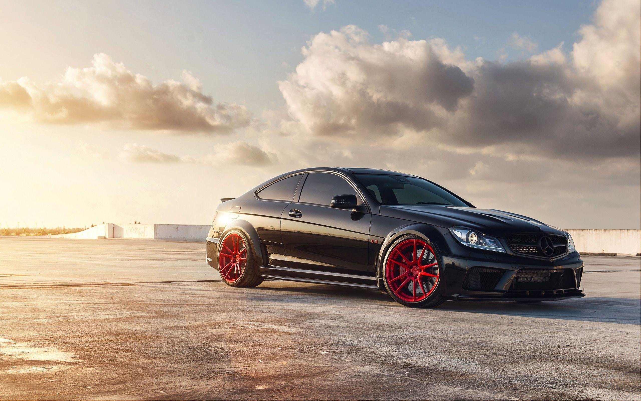 Mercedes-Benz C 63 AMG Black Series, Mercedes-AMG, Schwarzes Auto, Rote Felgen, Wolken, Sonnenuntergang, 2K-Hintergrund